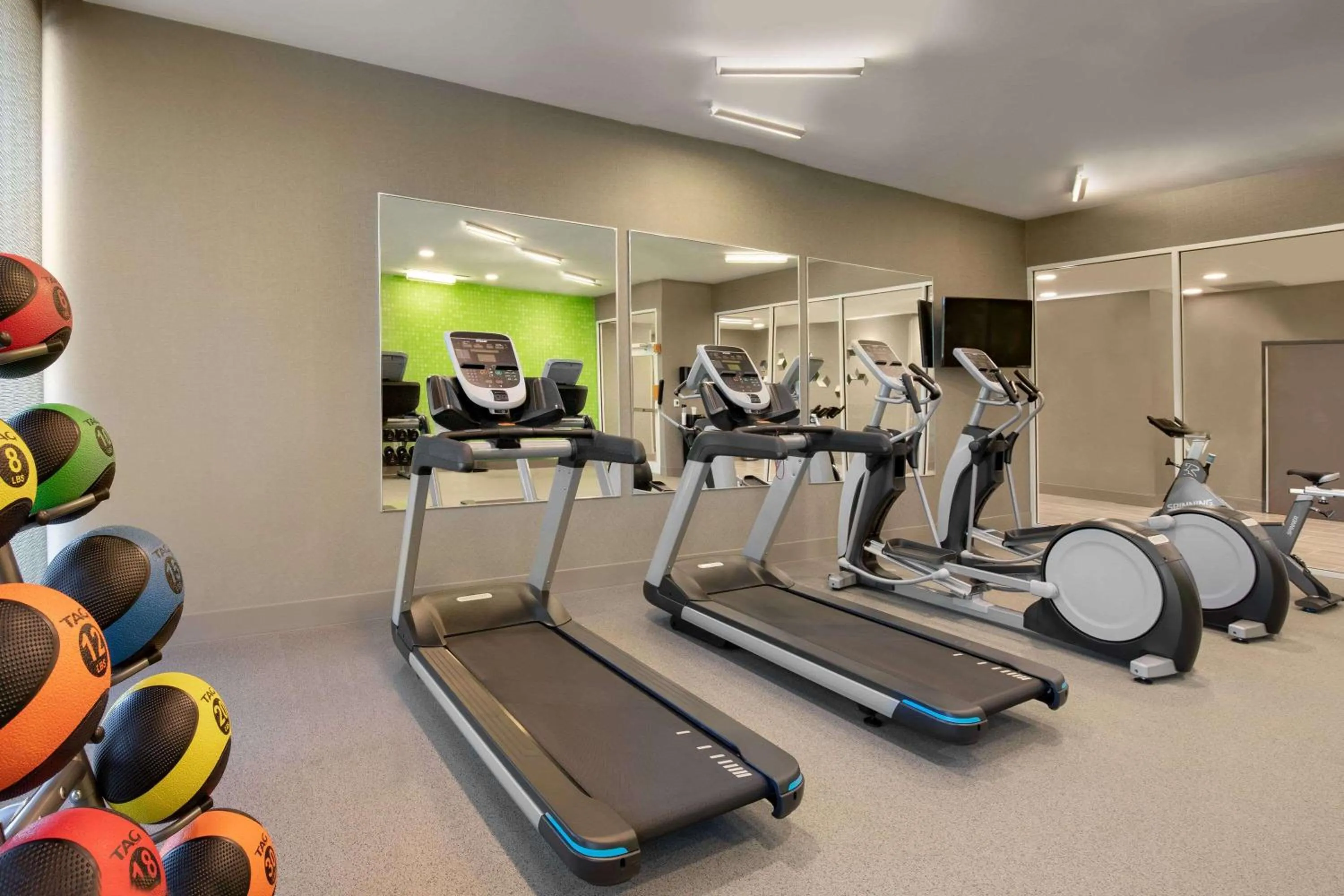 Fitness centre/facilities in La Quinta Inn & Suites by Wyndham Braselton
