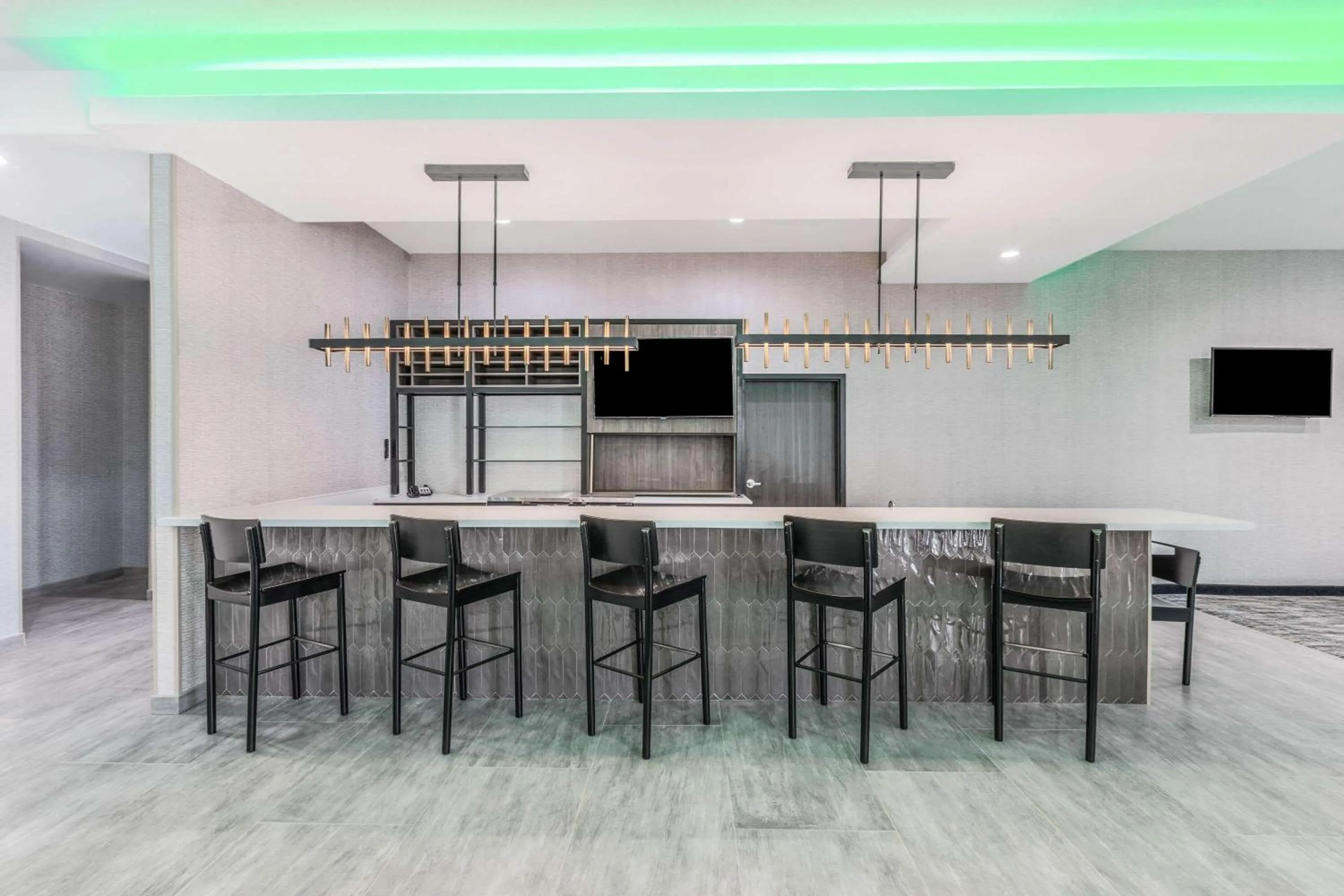 Lounge or bar in La Quinta Inn & Suites by Wyndham Galveston West Seawall