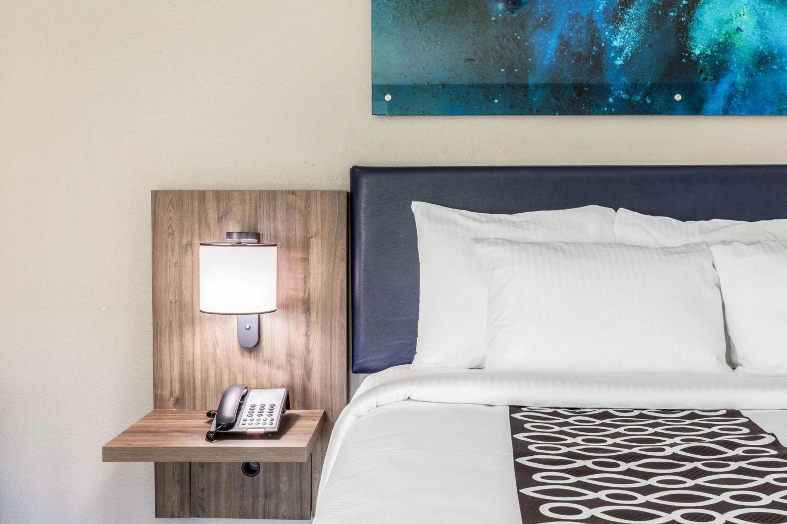 Photo of the whole room, Bed in La Quinta Inn & Suites by Wyndham Galveston West Seawall