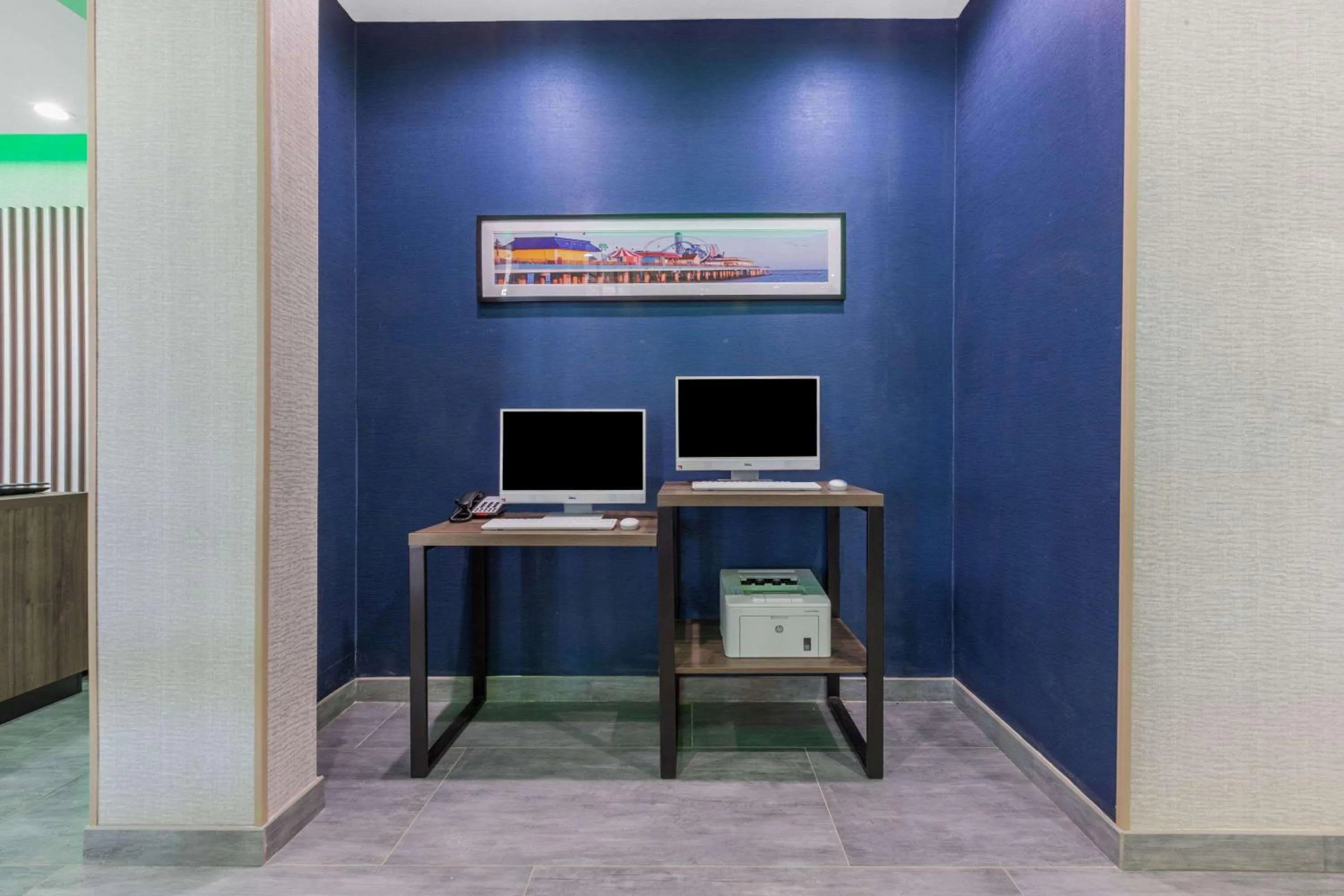 Business facilities in La Quinta Inn & Suites by Wyndham Galveston West Seawall