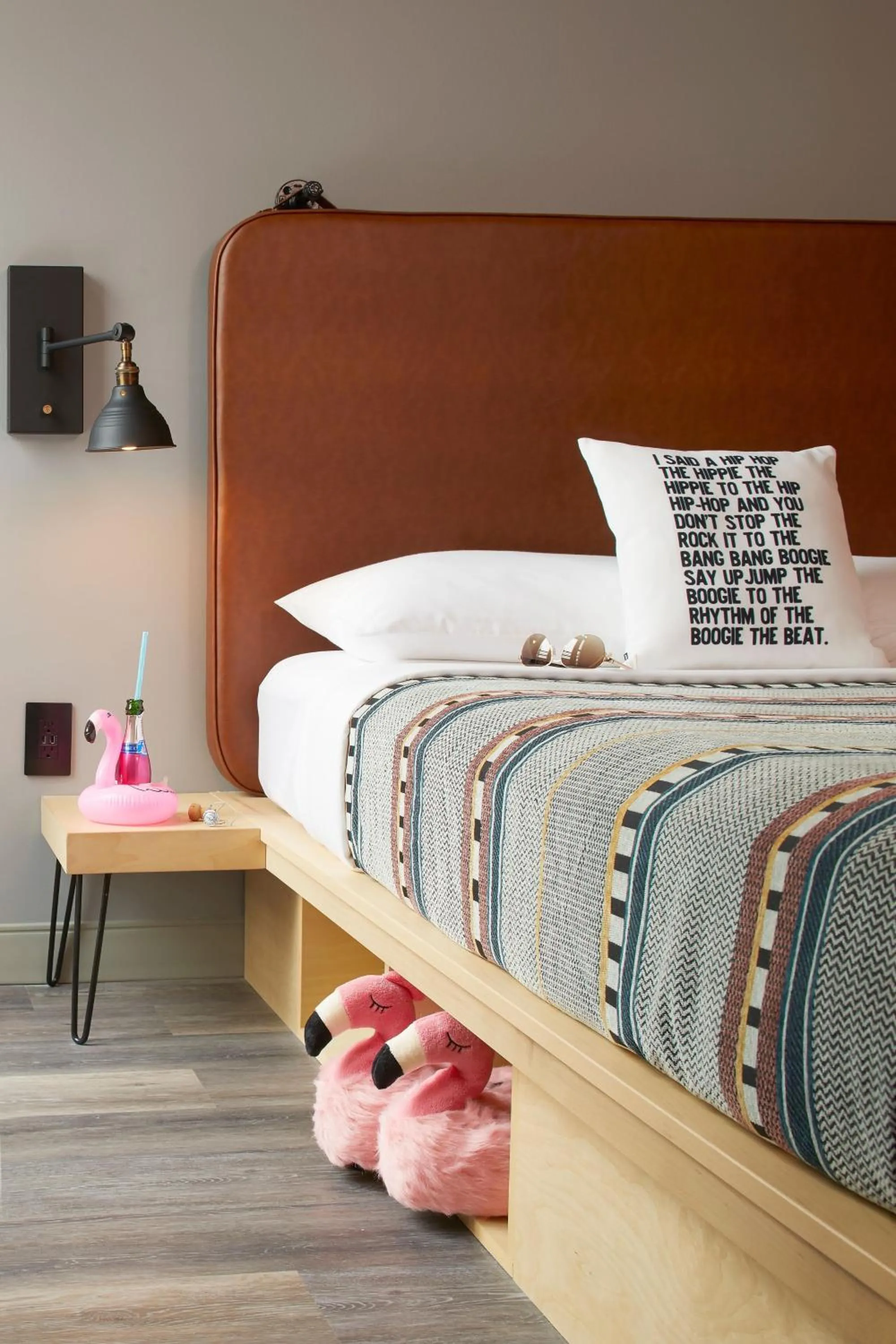 Photo of the whole room, Bed in Moxy Columbus Short North