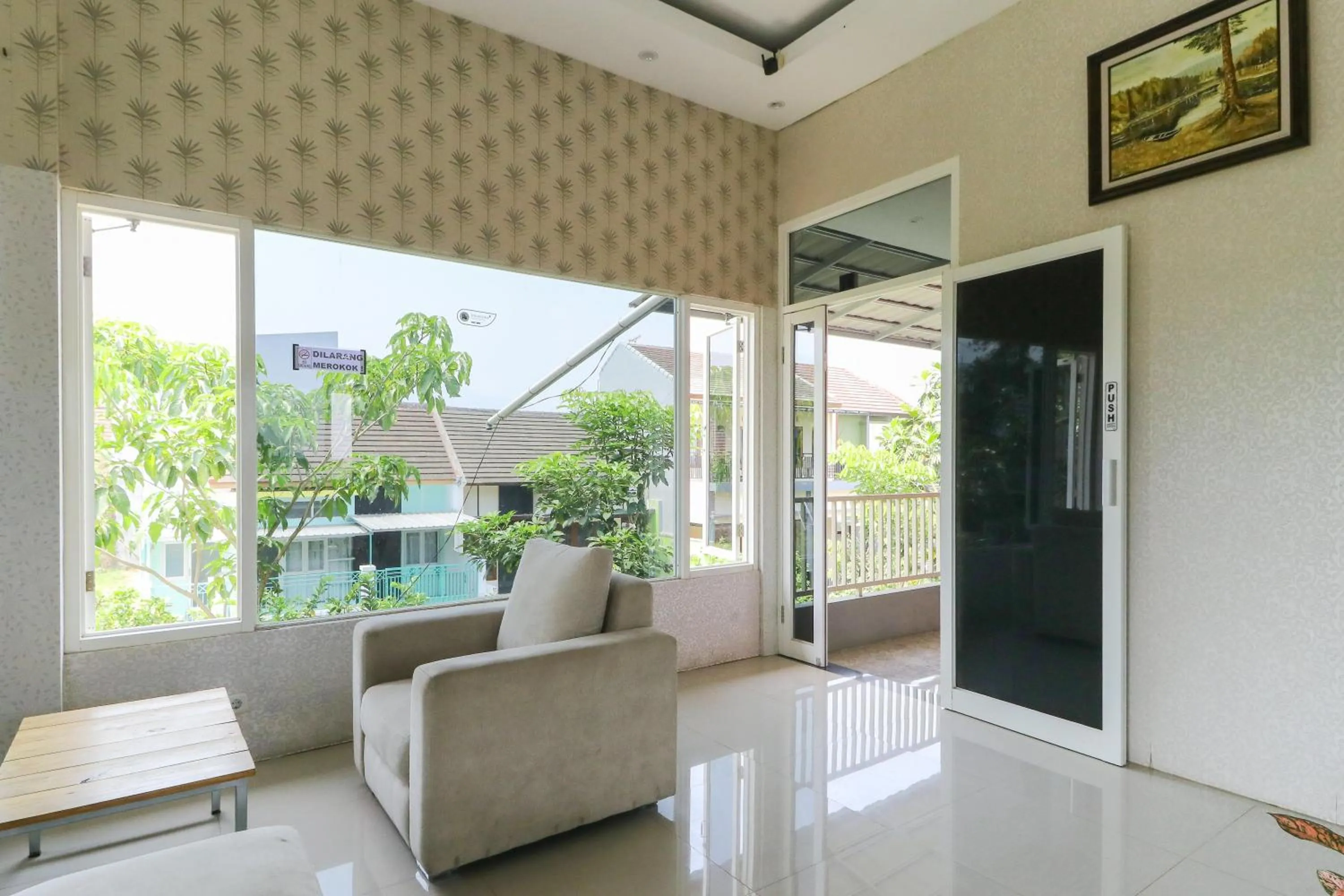 Seating area in Griya Mulya near Alun Alun Batu Mitra RedDoorz