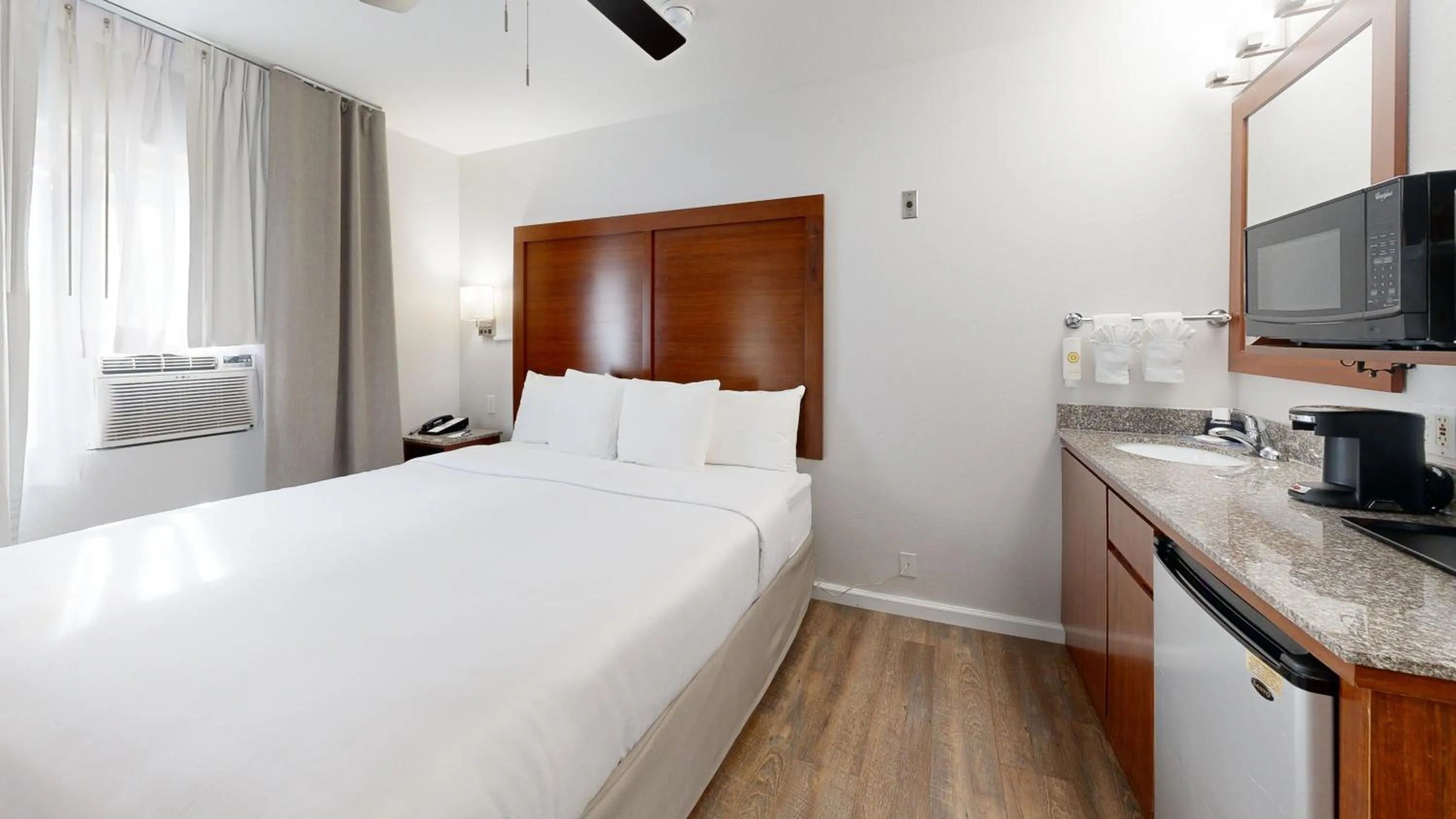 Bed in Comfort Inn Gaslamp Convention Center