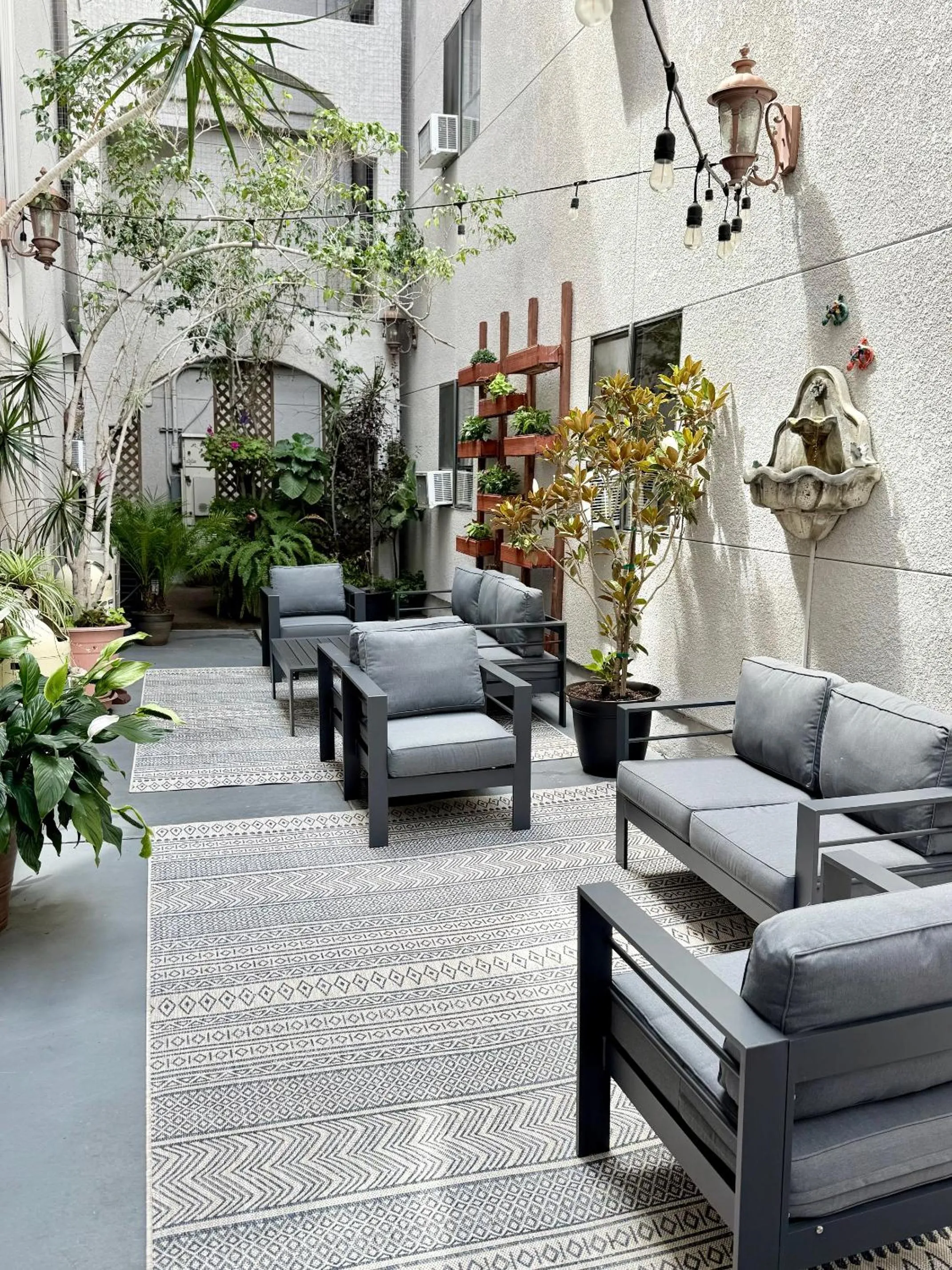 Inner courtyard view in Comfort Inn Gaslamp Convention Center