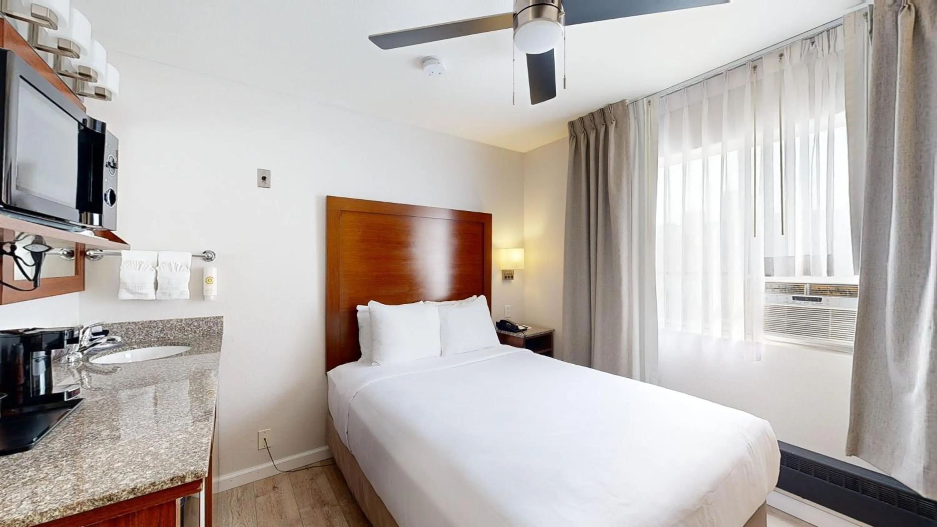 Bed in Comfort Inn Gaslamp Convention Center