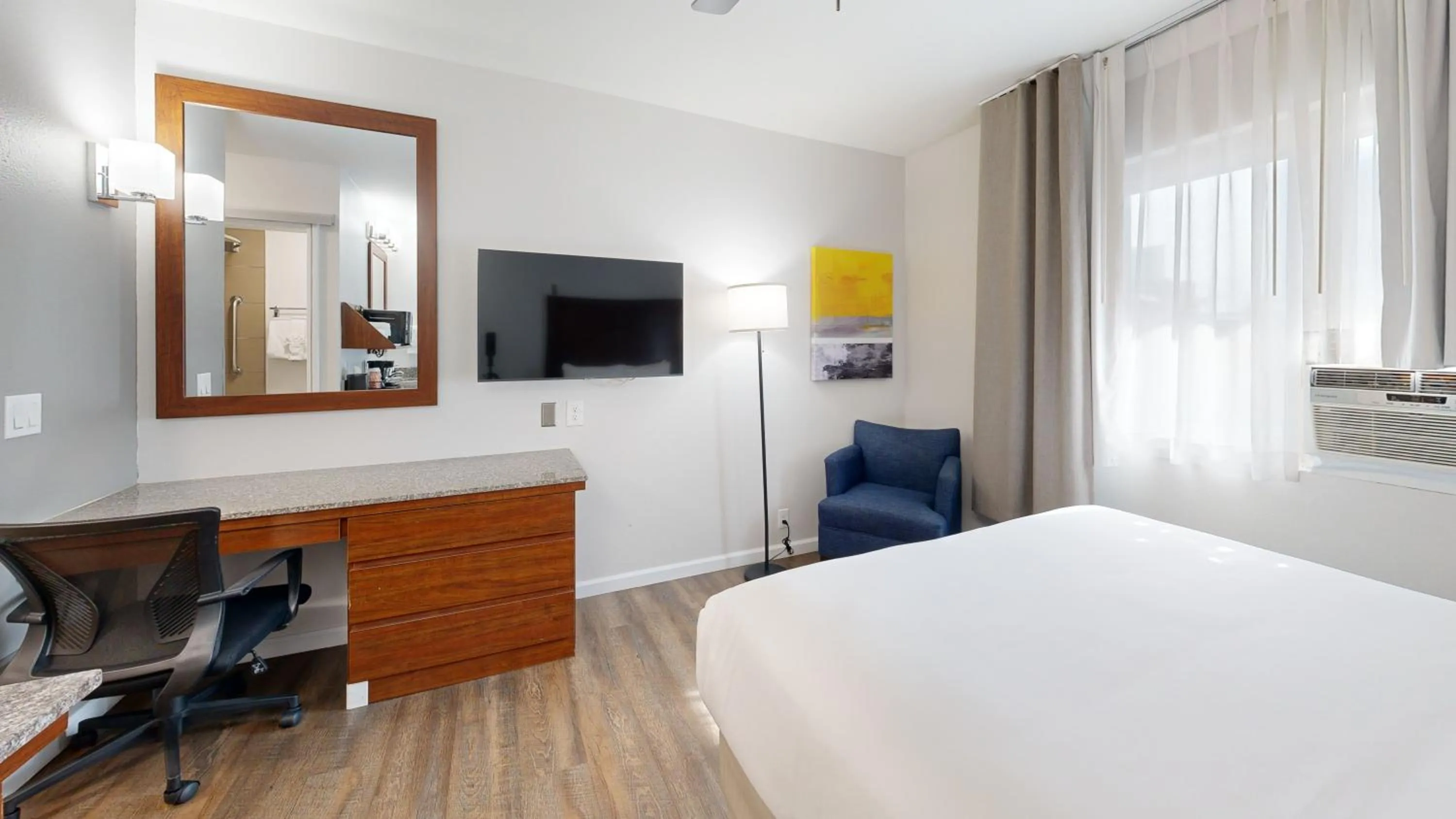 Bed in Comfort Inn Gaslamp Convention Center