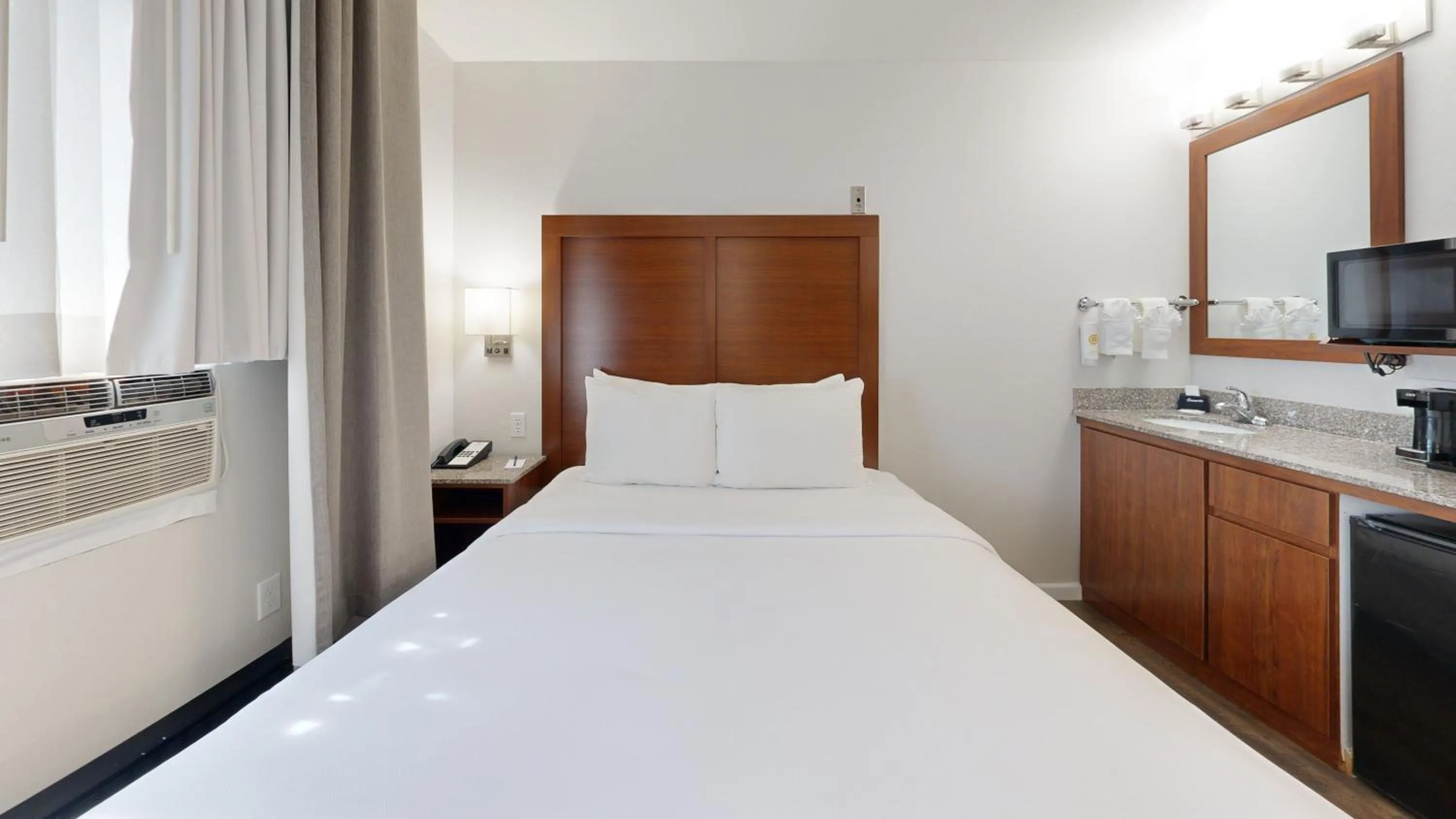 Bed in Comfort Inn Gaslamp Convention Center