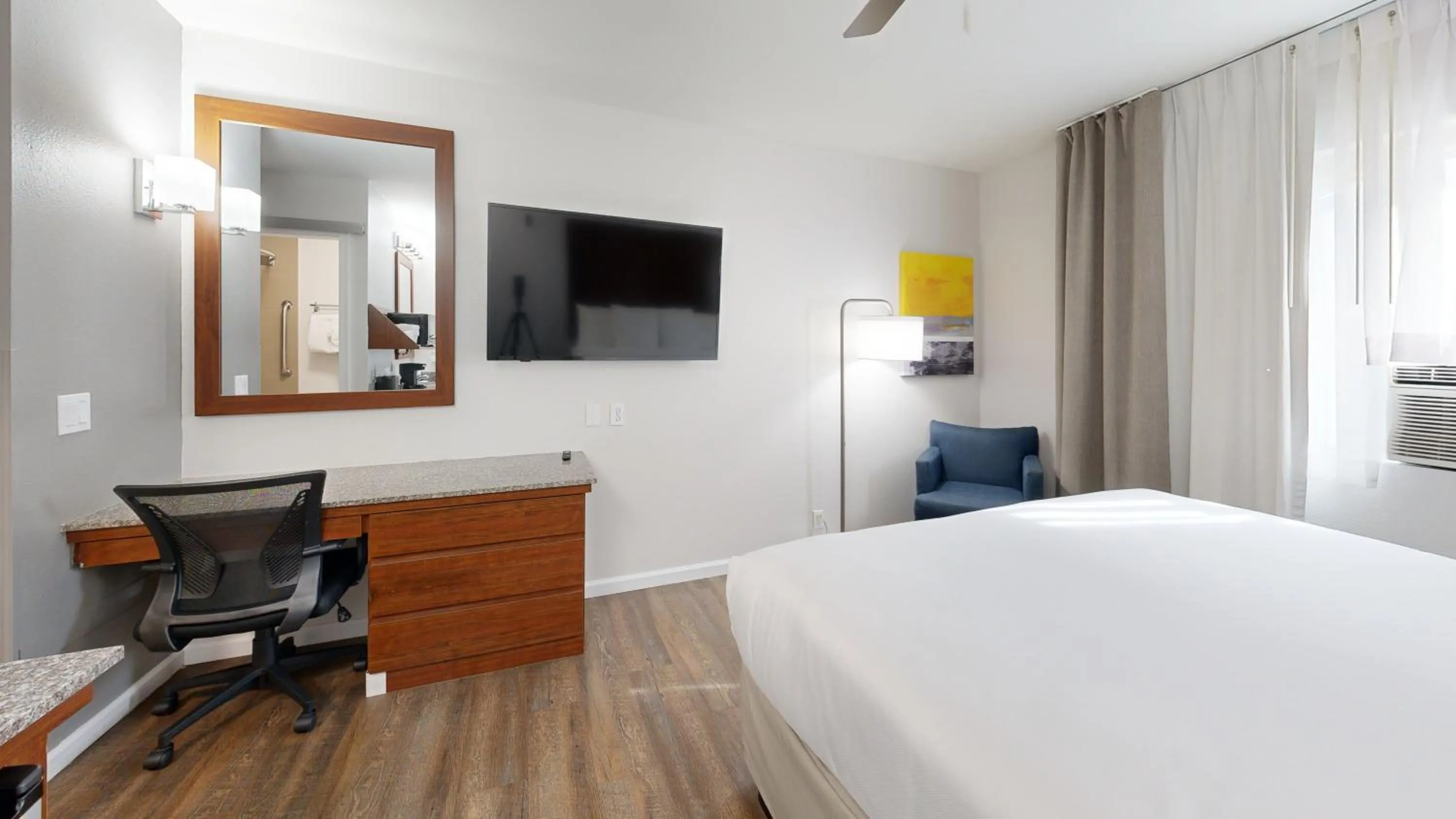 Bed in Comfort Inn Gaslamp Convention Center