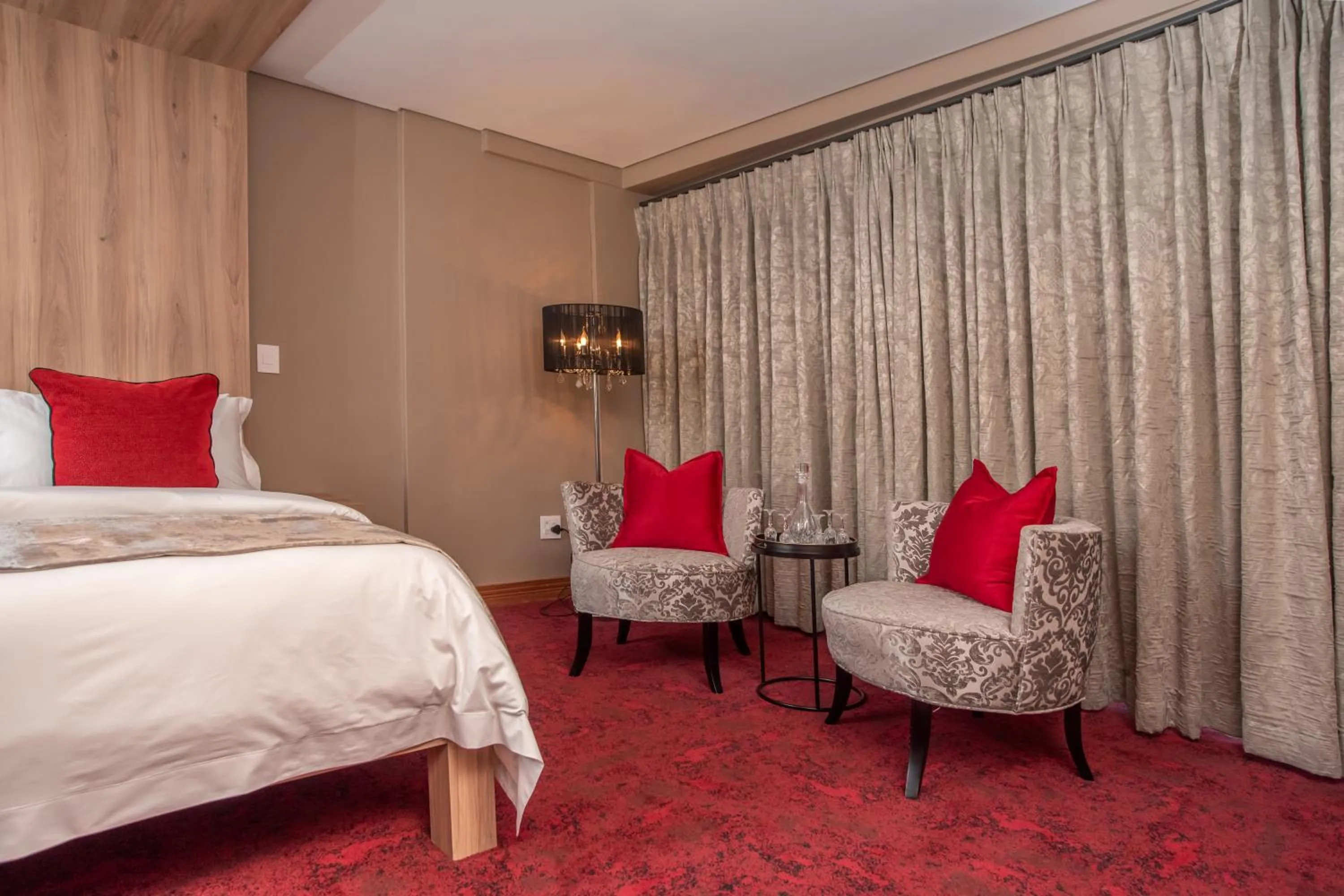 Bed in LOCH LOGAN HOTEL