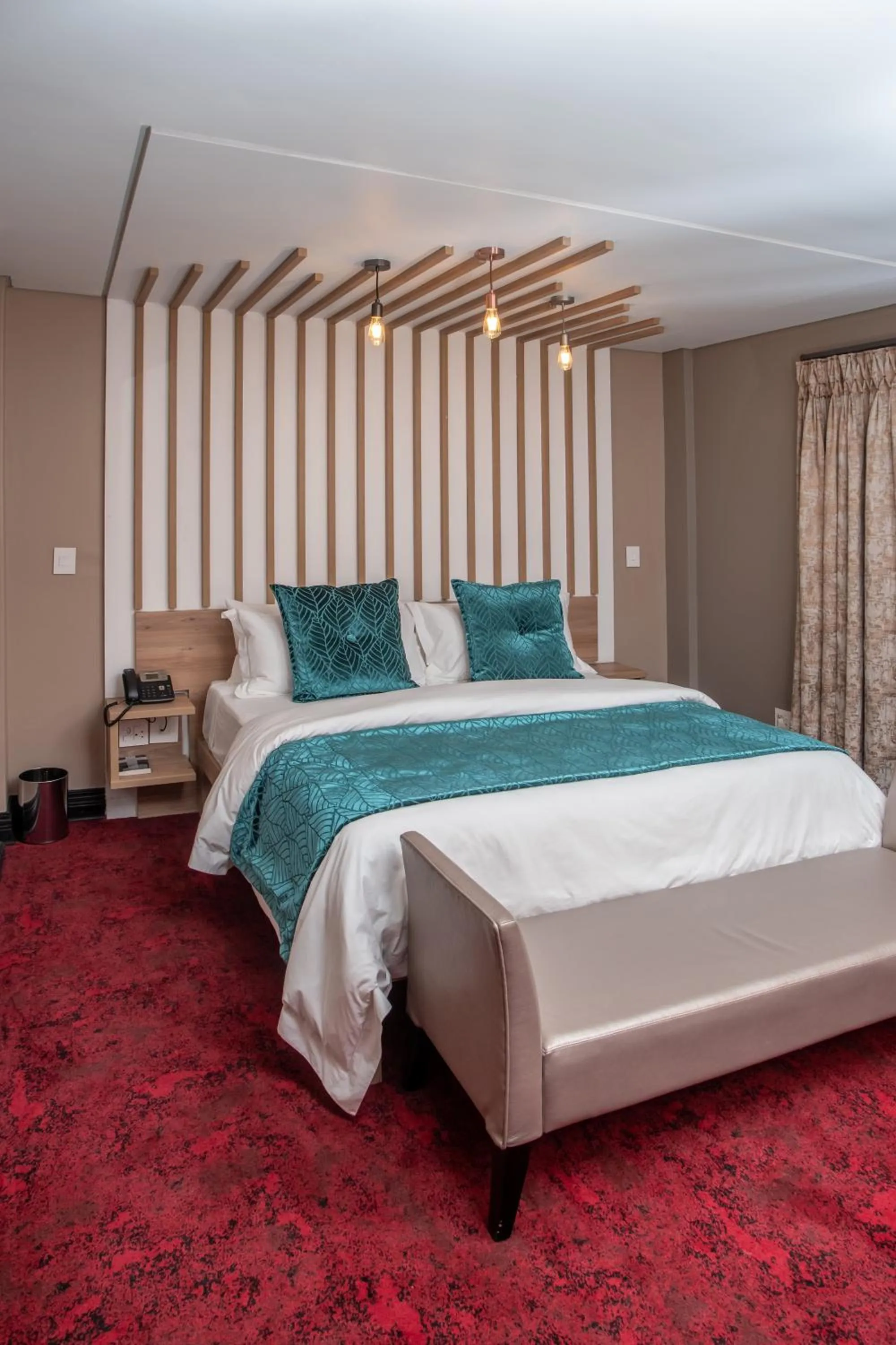 Bed in LOCH LOGAN HOTEL