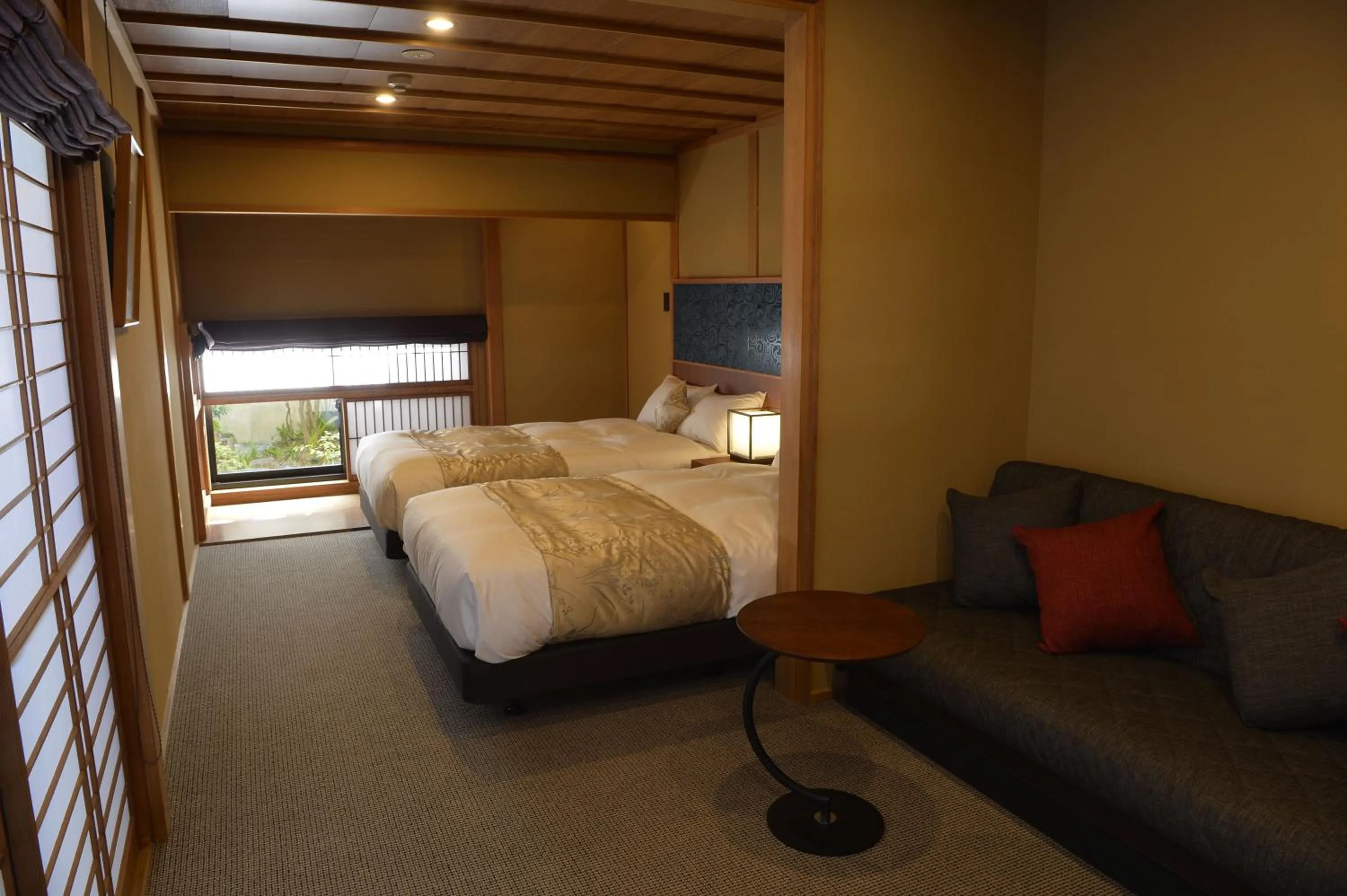 Seating area, Bed in Gion Oyado Kikutani