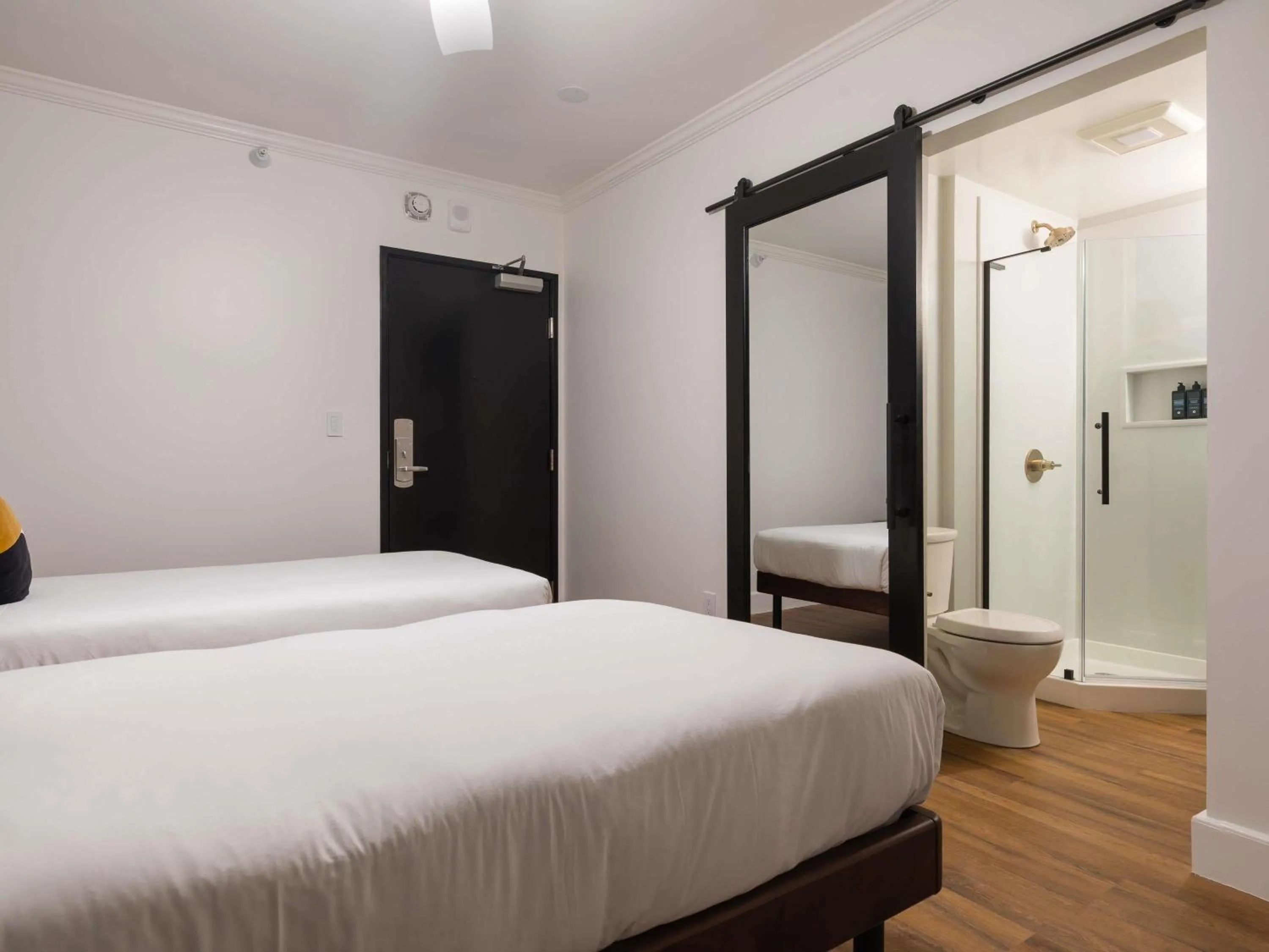 Bedroom, Bed in Hotel Stratford San Francisco - Handwritten Collection