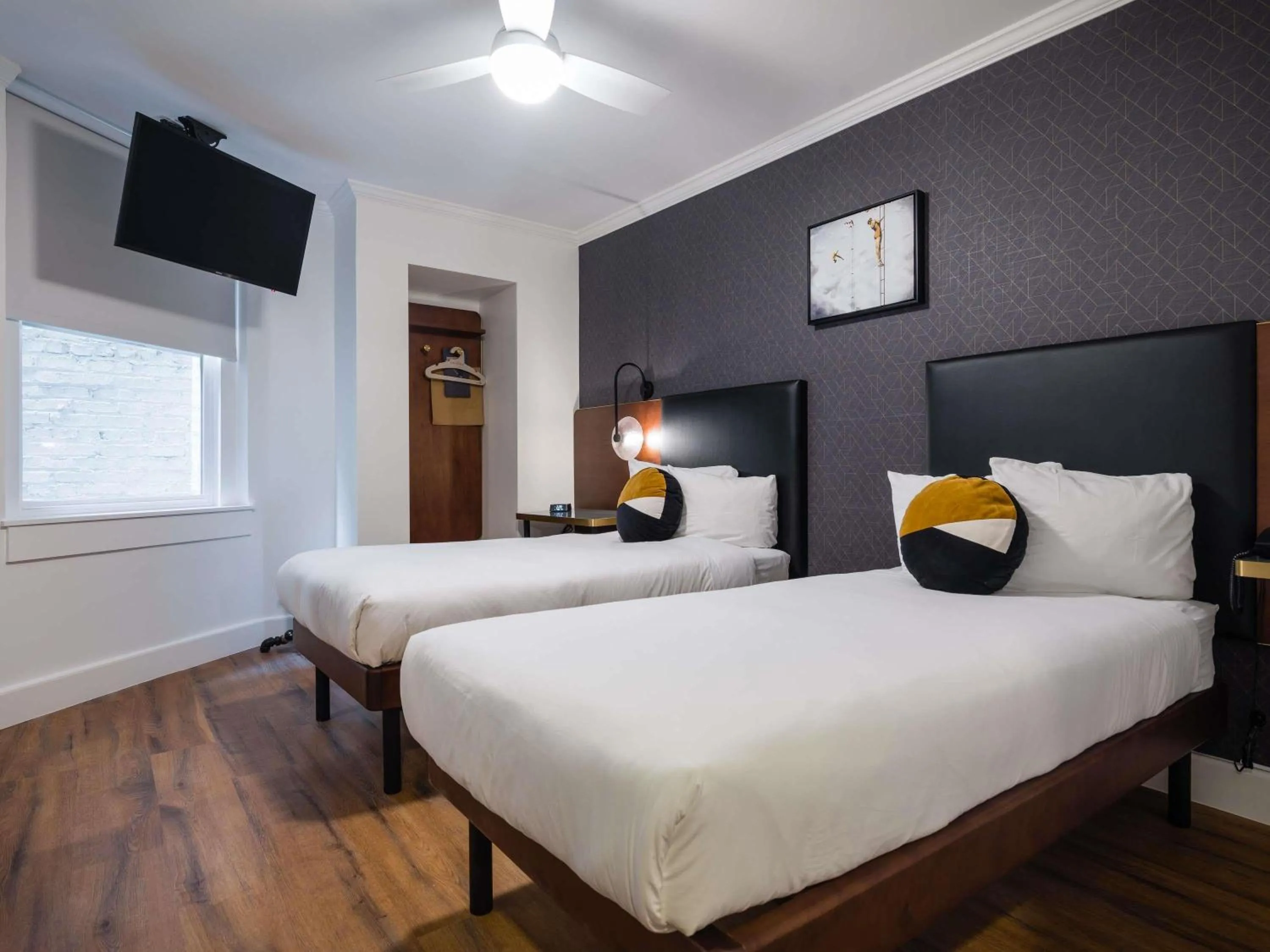 Bedroom, Bed in Hotel Stratford San Francisco - Handwritten Collection