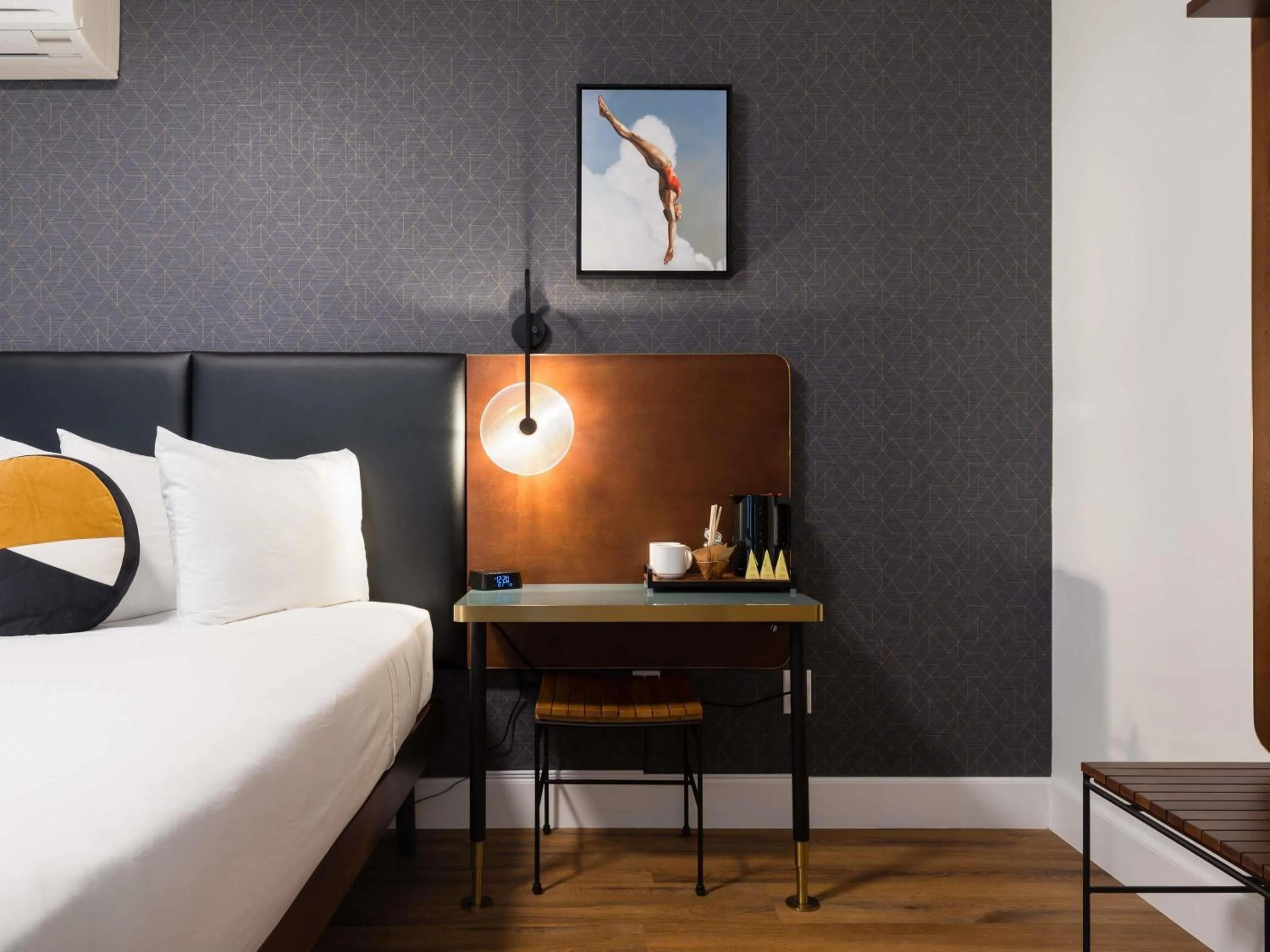 Bedroom, Bed in Hotel Stratford San Francisco - Handwritten Collection