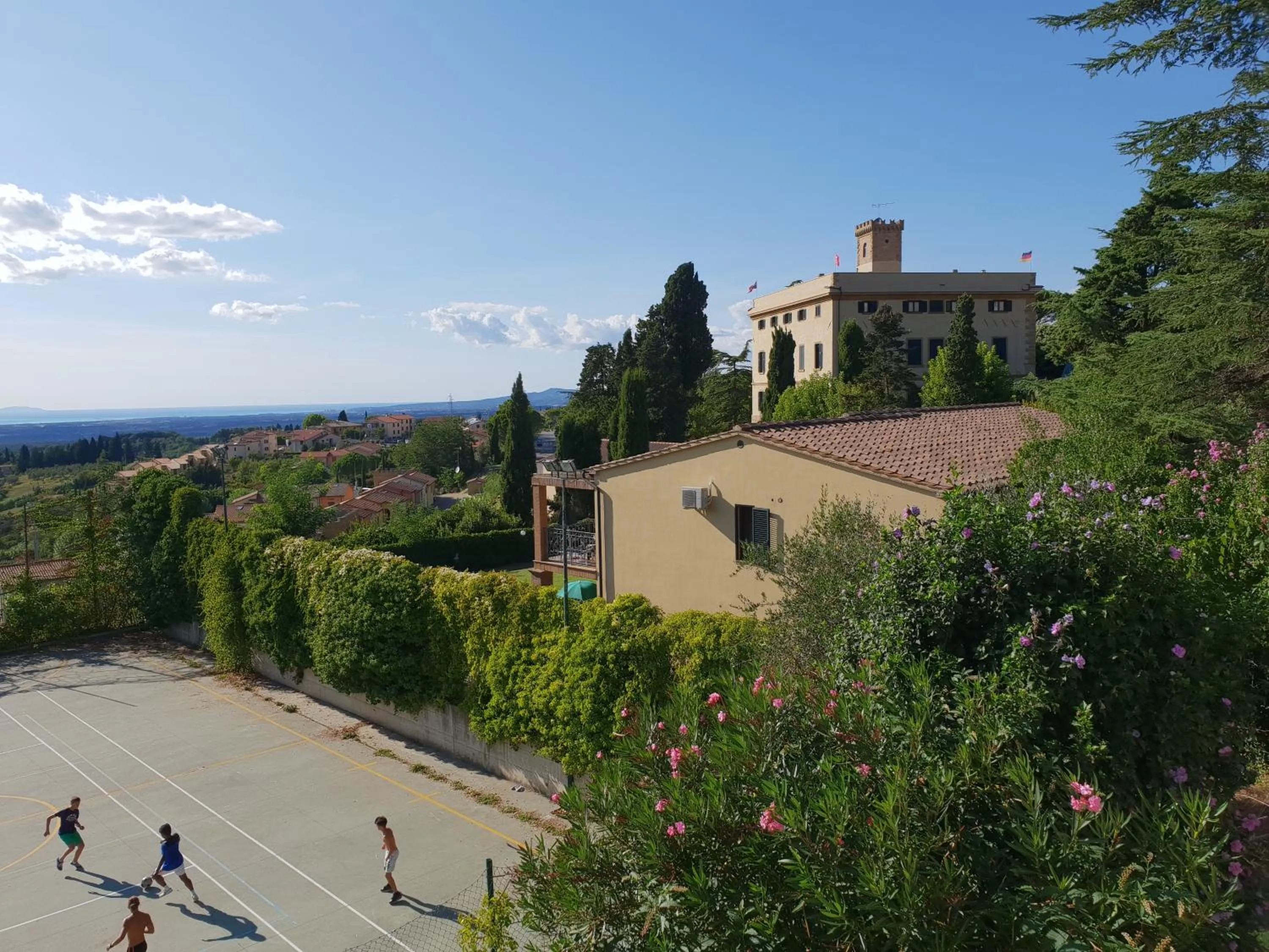 Tennis court in Residence Villa Elena