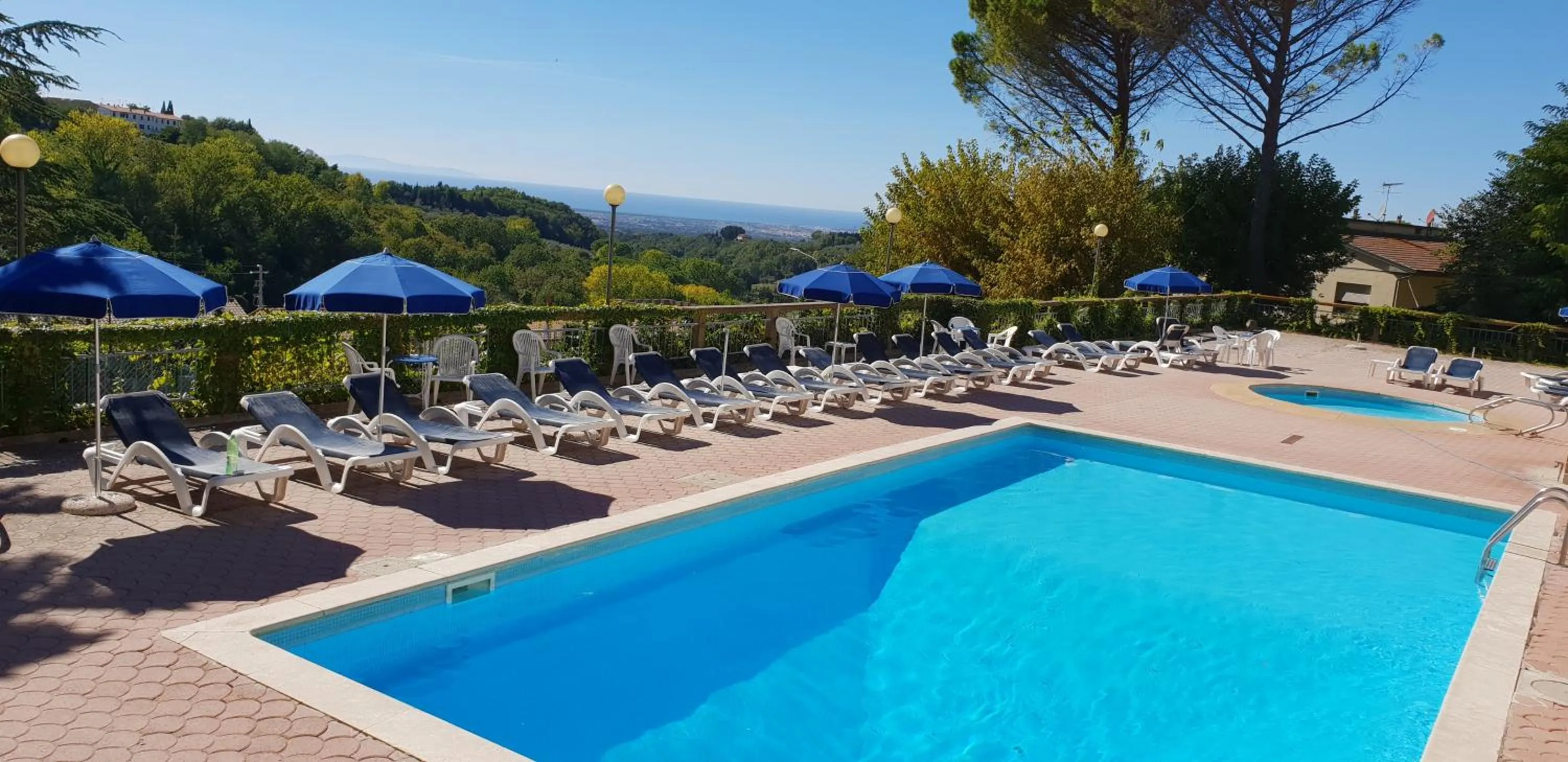 Swimming pool in Residence Villa Elena