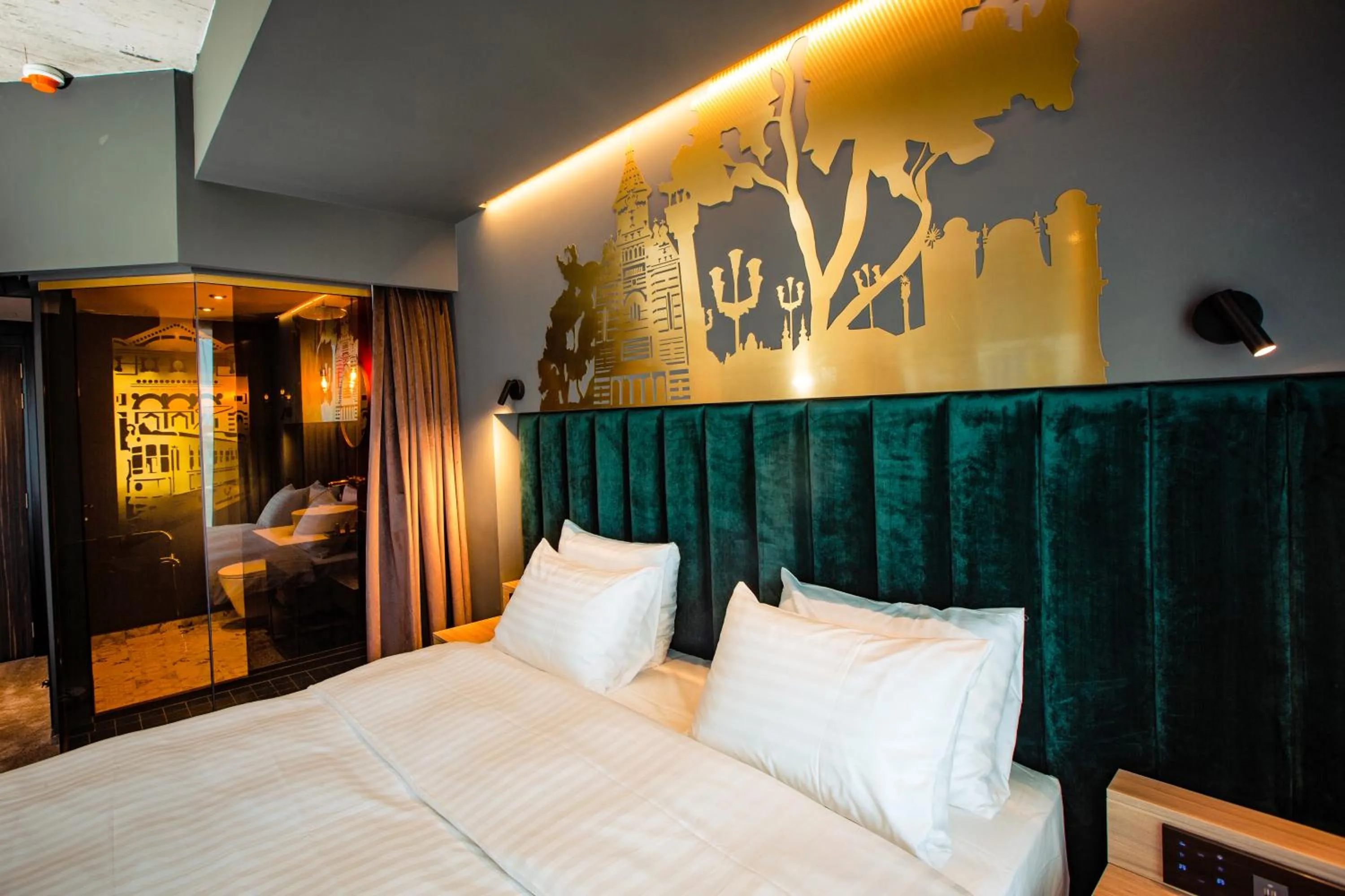 Photo of the whole room, Bed in Mercure Timisoara