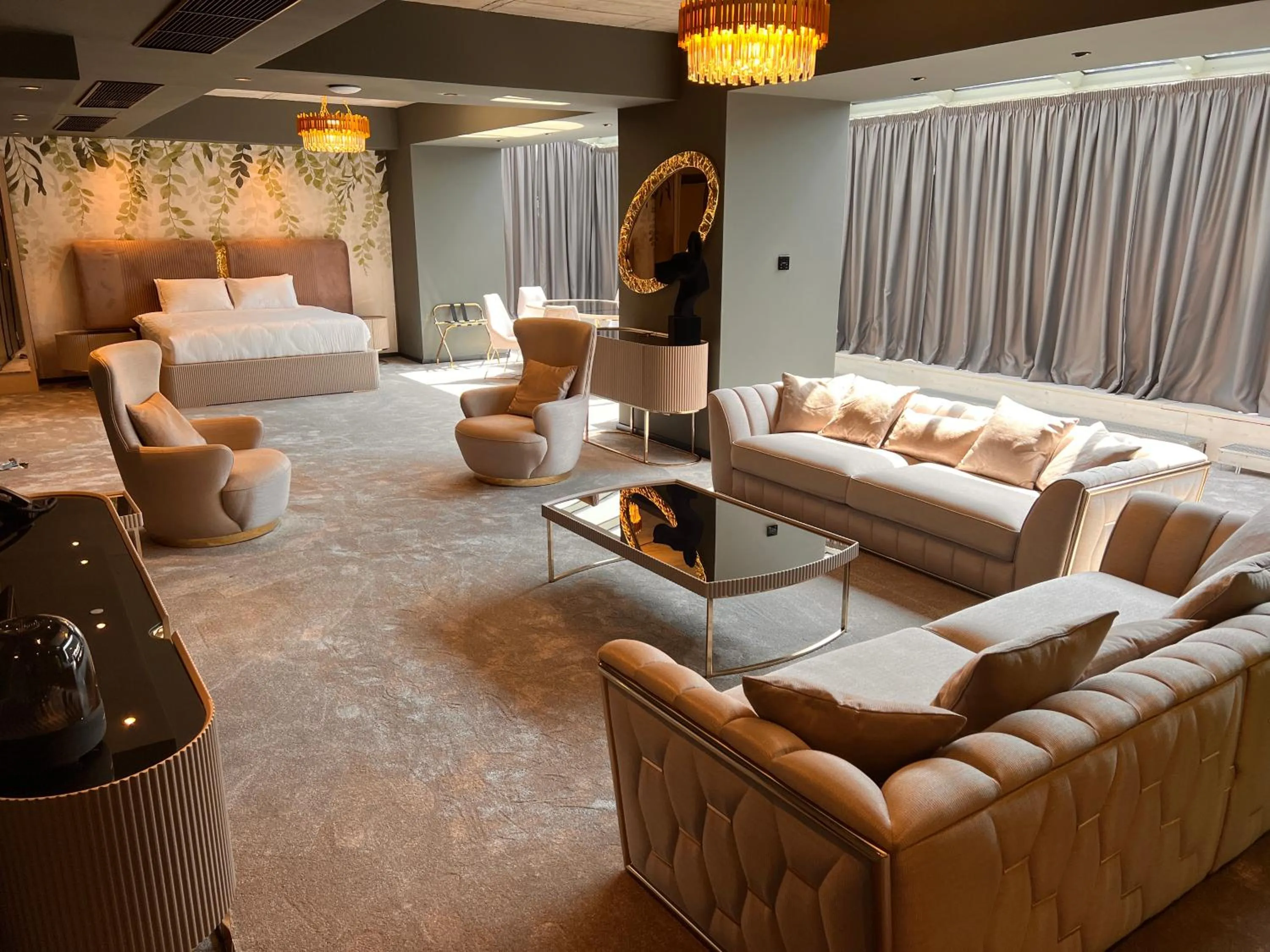 Photo of the whole room, Bed in Mercure Timisoara