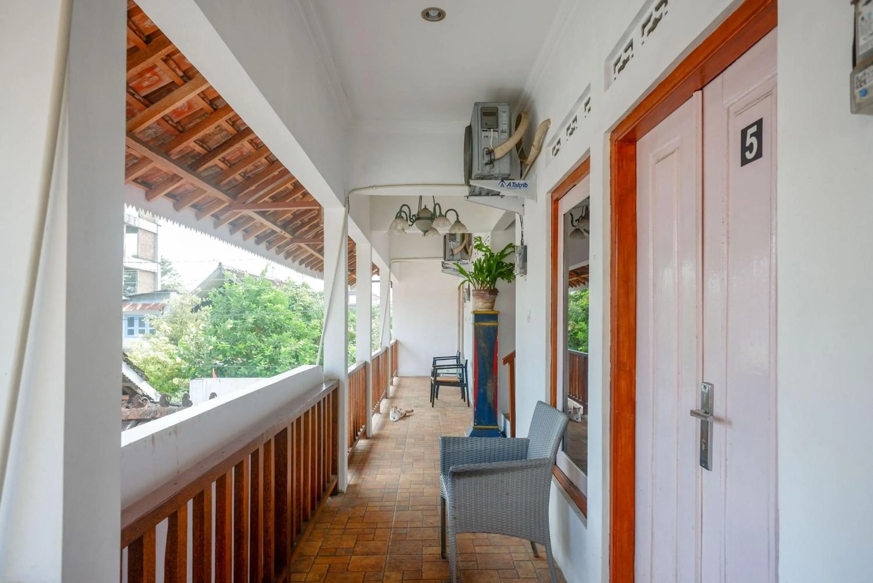 Balcony/Terrace in RedDoorz near Plengkung Gading 2