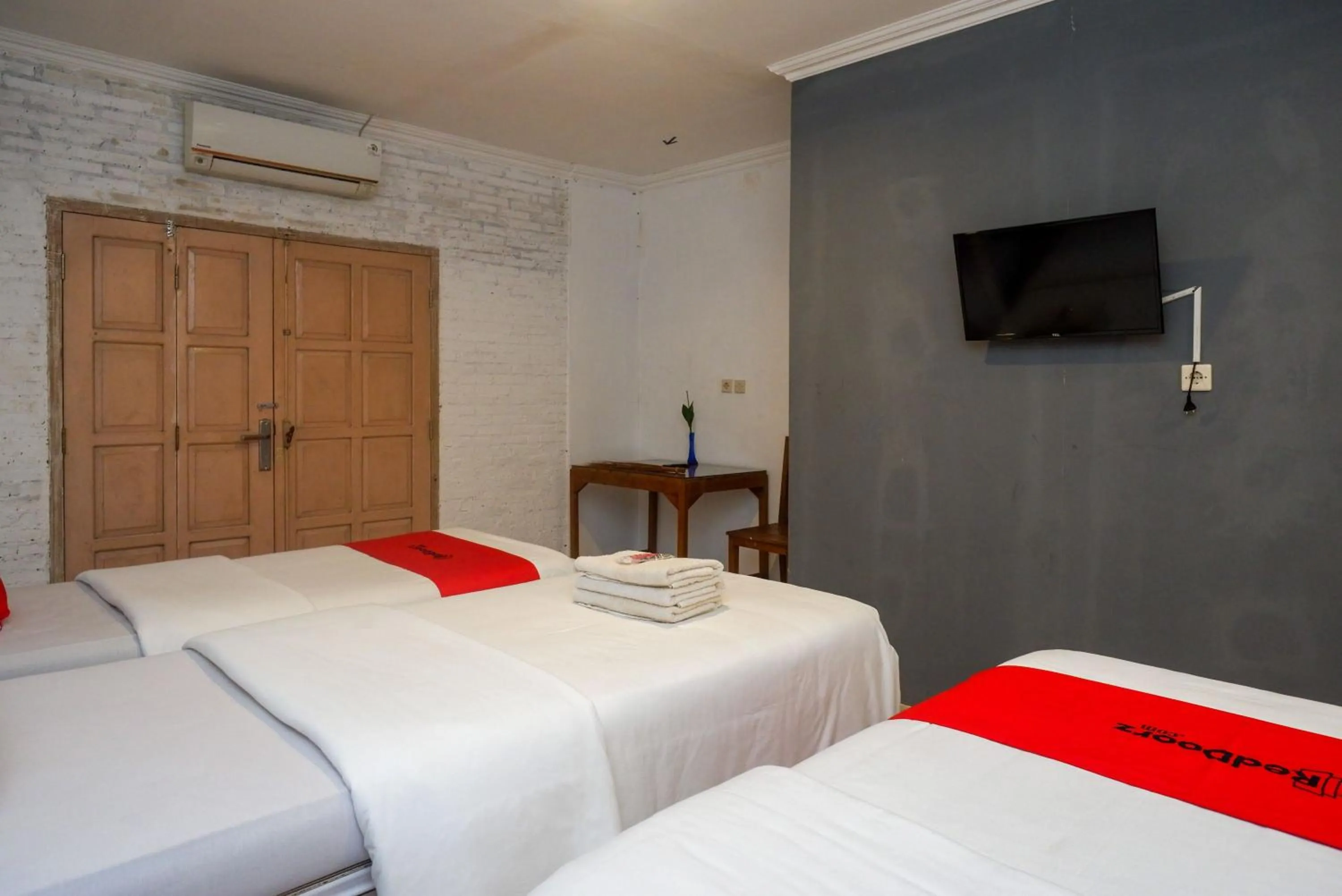 Bedroom, Bed in RedDoorz near Plengkung Gading 2