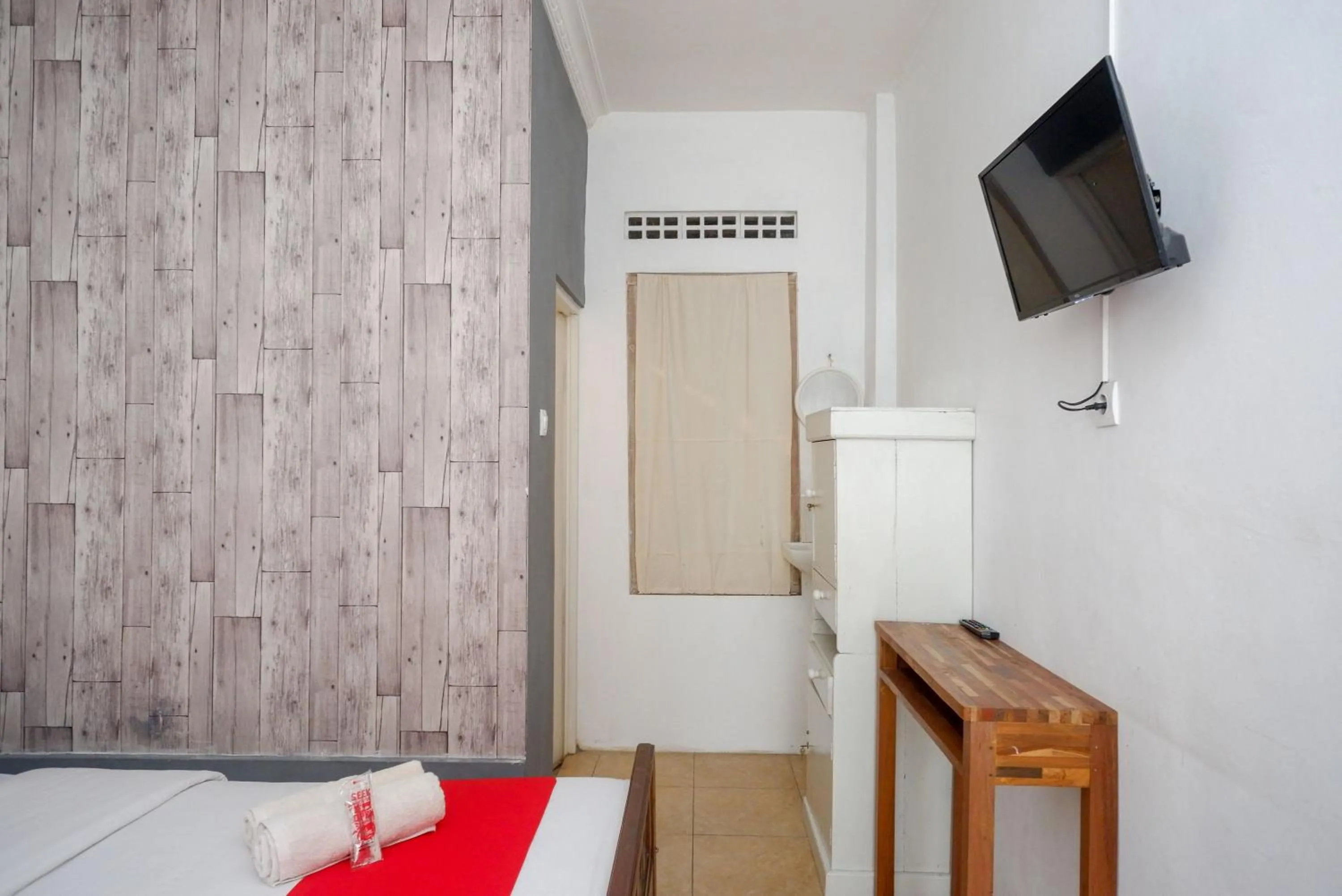 Bedroom, Bed in RedDoorz near Plengkung Gading 2