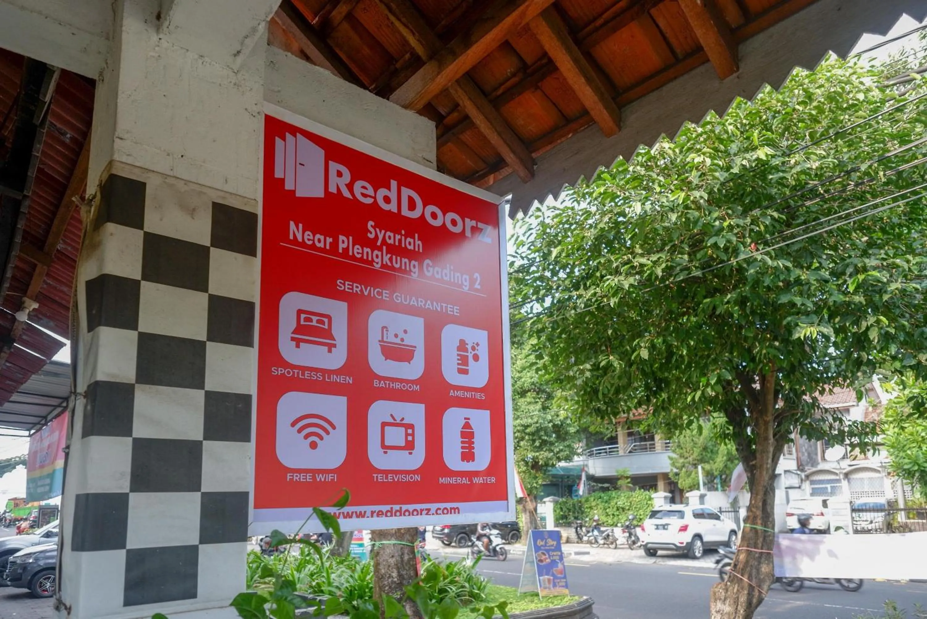 Property logo or sign in RedDoorz near Plengkung Gading 2
