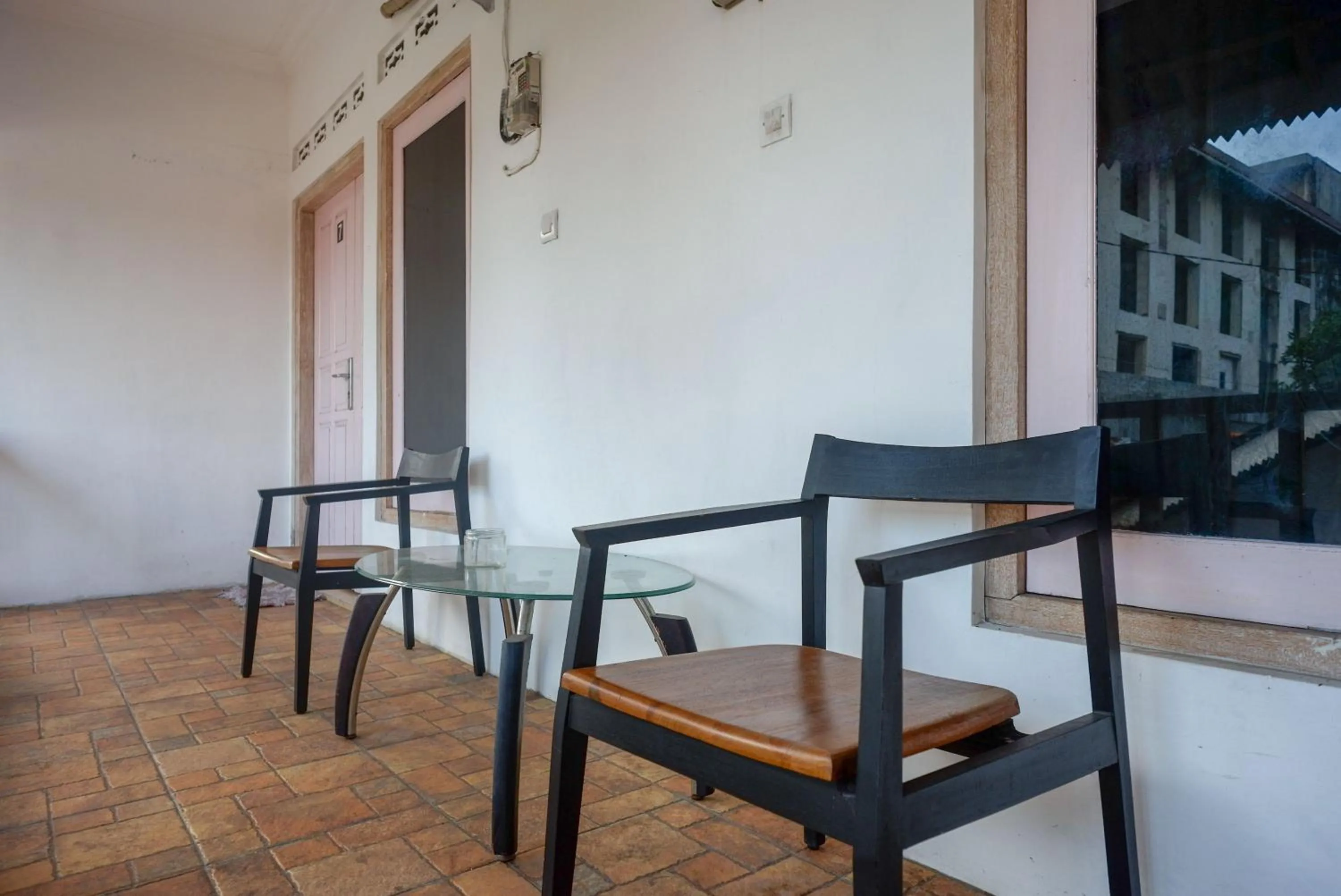 Seating area in RedDoorz near Plengkung Gading 2