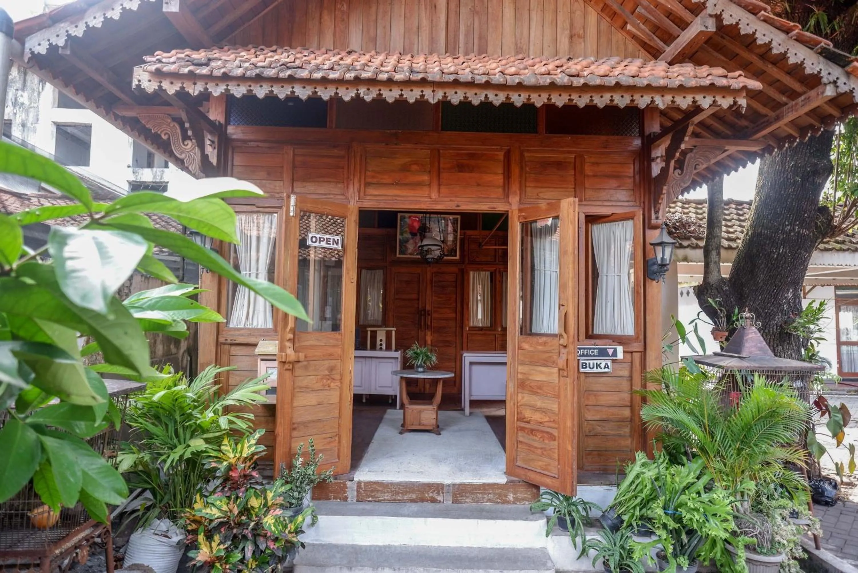 Facade/entrance in RedDoorz near Plengkung Gading 2