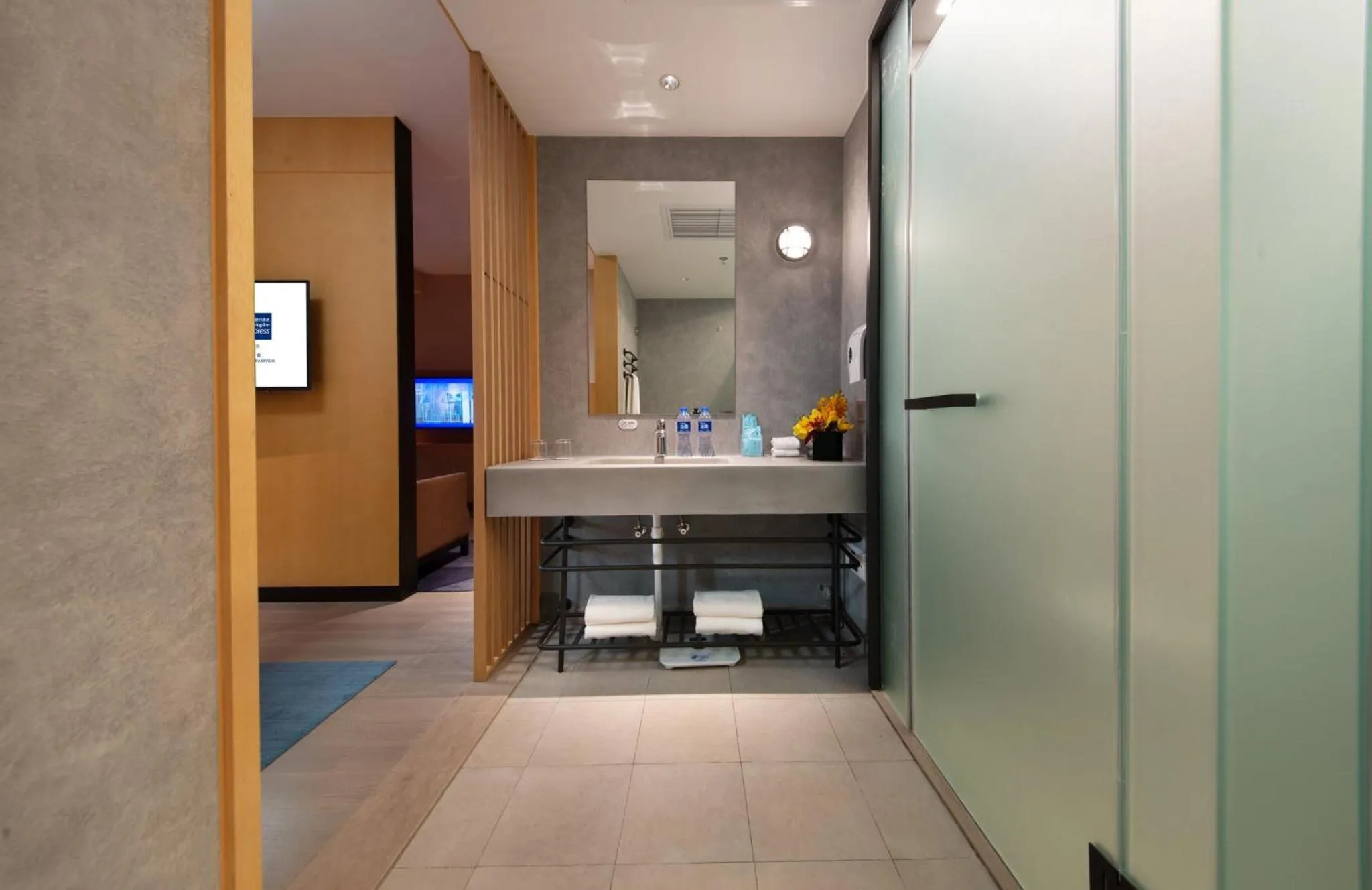 Photo of the whole room in Holiday Inn Express Beijing Shijingshan Lakeview by IHG