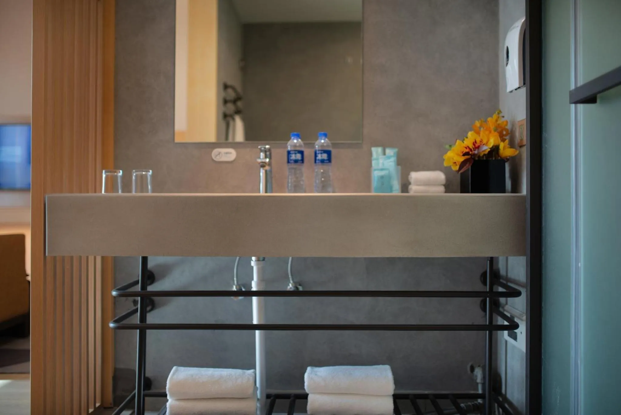 Photo of the whole room in Holiday Inn Express Beijing Shijingshan Lakeview by IHG