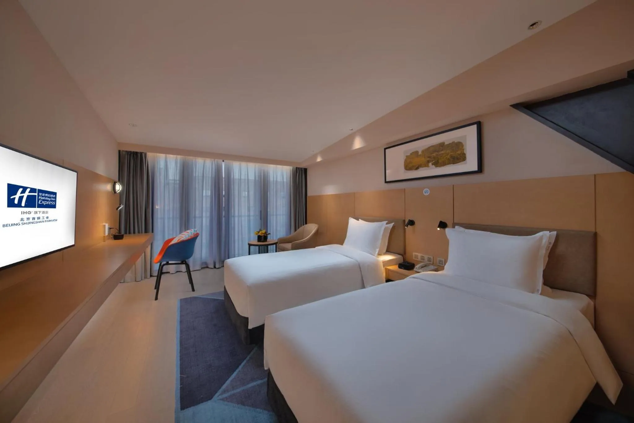 Photo of the whole room, Bed in Holiday Inn Express Beijing Shijingshan Lakeview by IHG