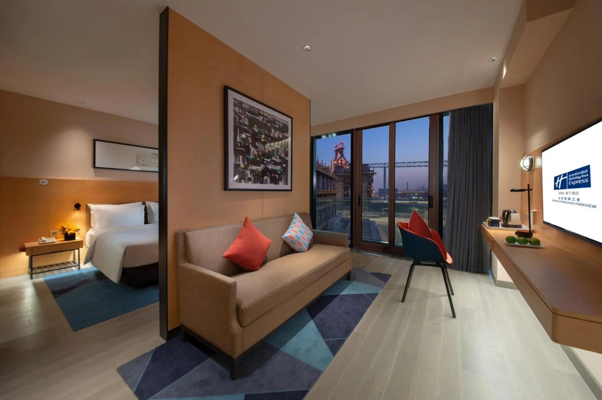Photo of the whole room, Bed in Holiday Inn Express Beijing Shijingshan Lakeview by IHG
