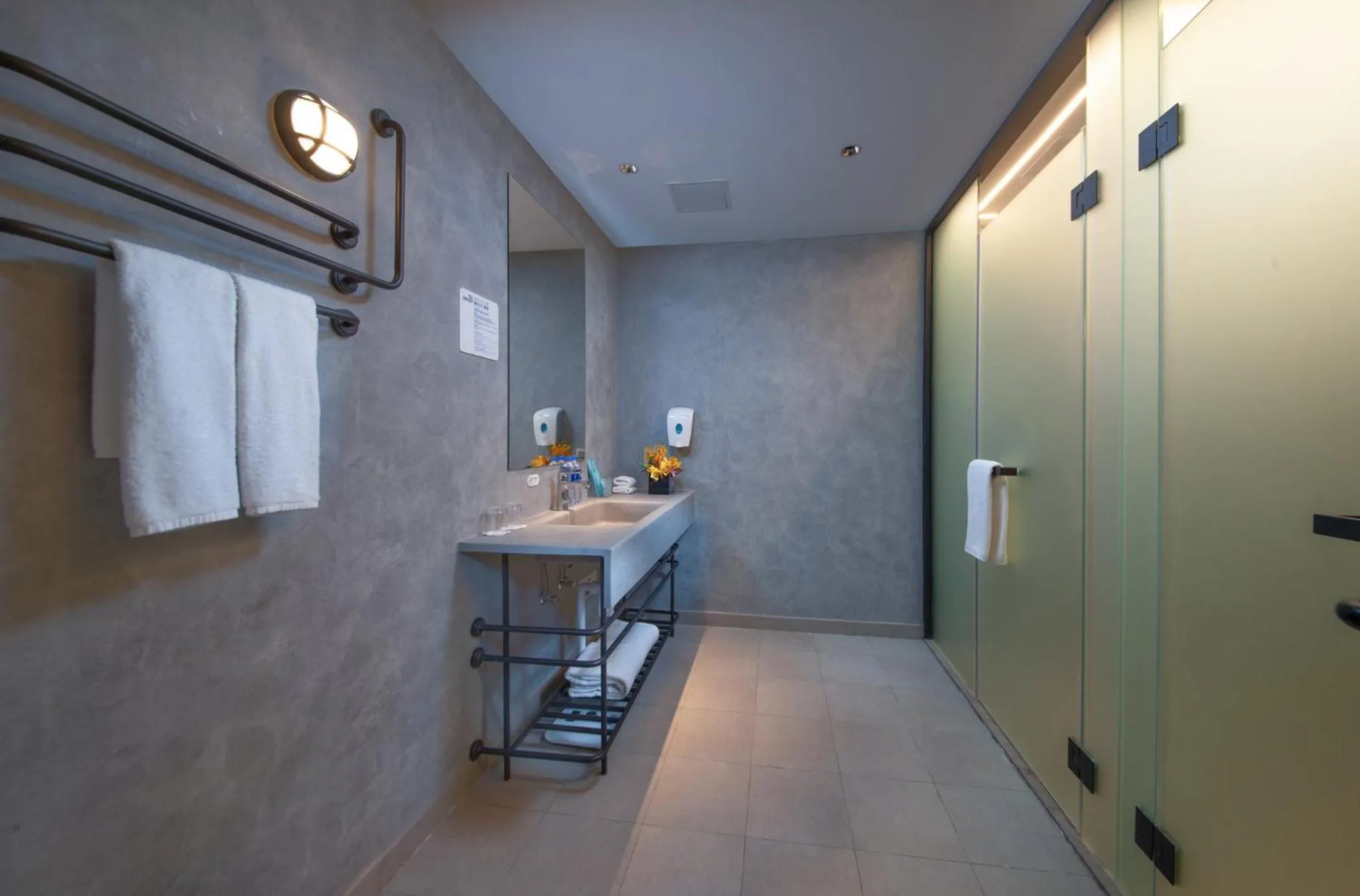 Photo of the whole room in Holiday Inn Express Beijing Shijingshan Lakeview by IHG