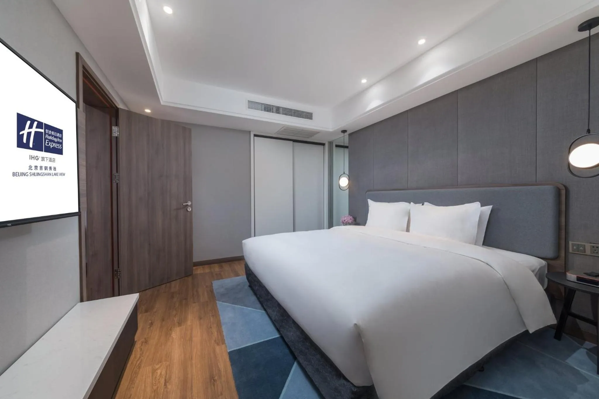 Photo of the whole room, Bed in Holiday Inn Express Beijing Shijingshan Lakeview by IHG