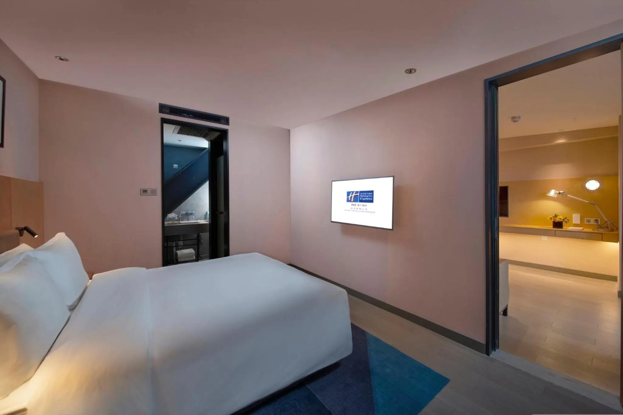 Photo of the whole room, Bed in Holiday Inn Express Beijing Shijingshan Lakeview by IHG