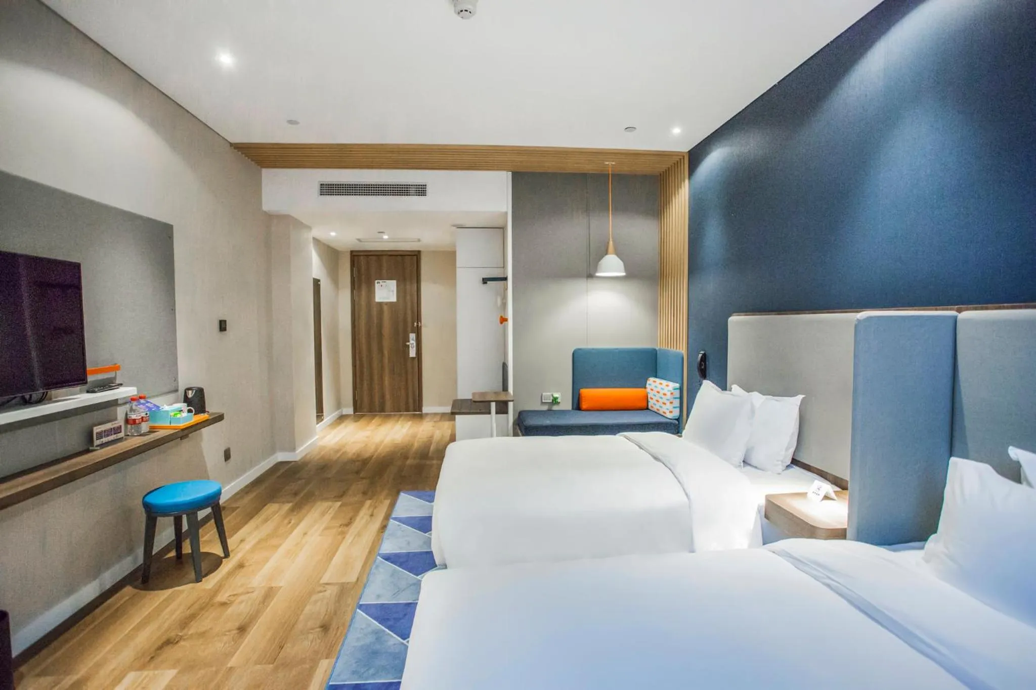 Photo of the whole room, Bed in Holiday Inn Express Hangzhou Xixi Tourism Zone by IHG