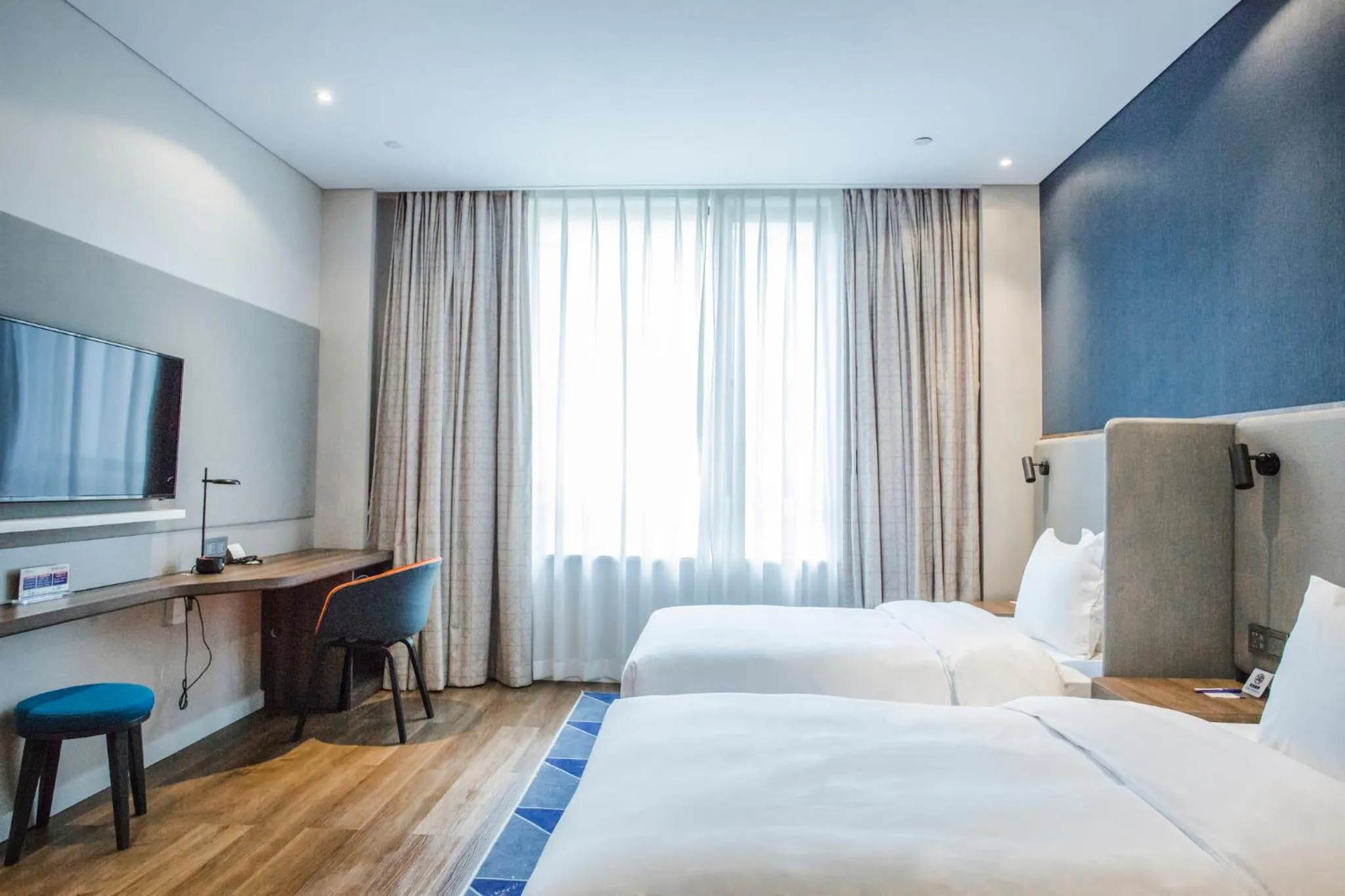 Photo of the whole room, Bed in Holiday Inn Express Hangzhou Xixi Tourism Zone by IHG