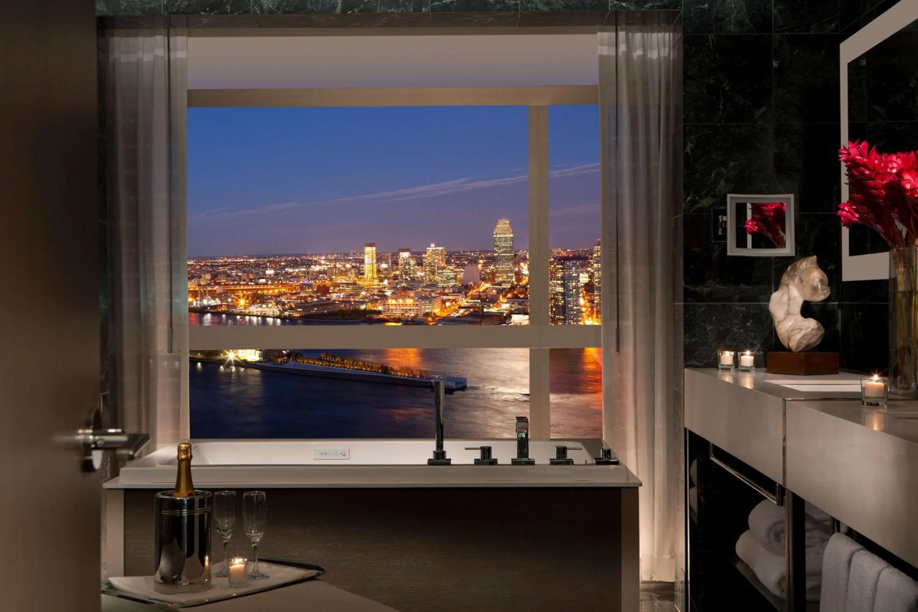 Bathroom in Millennium Hilton New York One UN Plaza