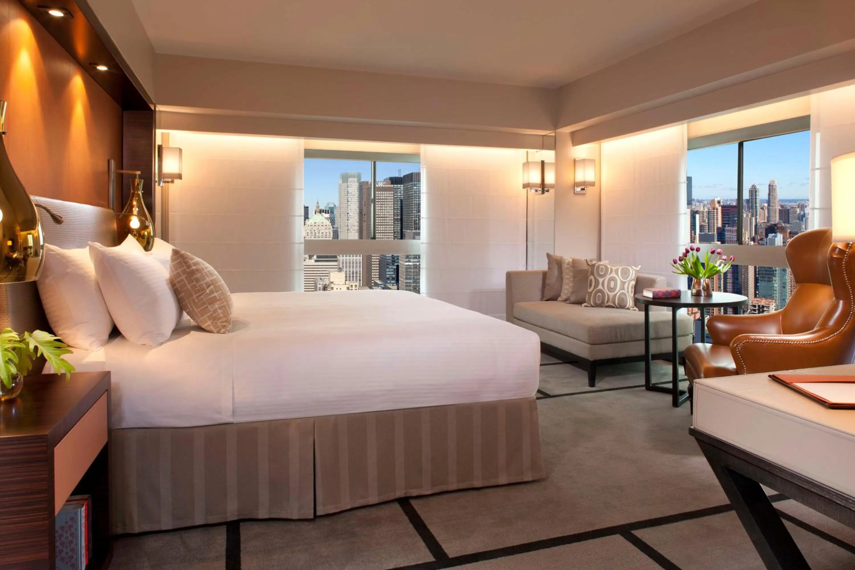 Living room, Bed in Millennium Hilton New York One UN Plaza