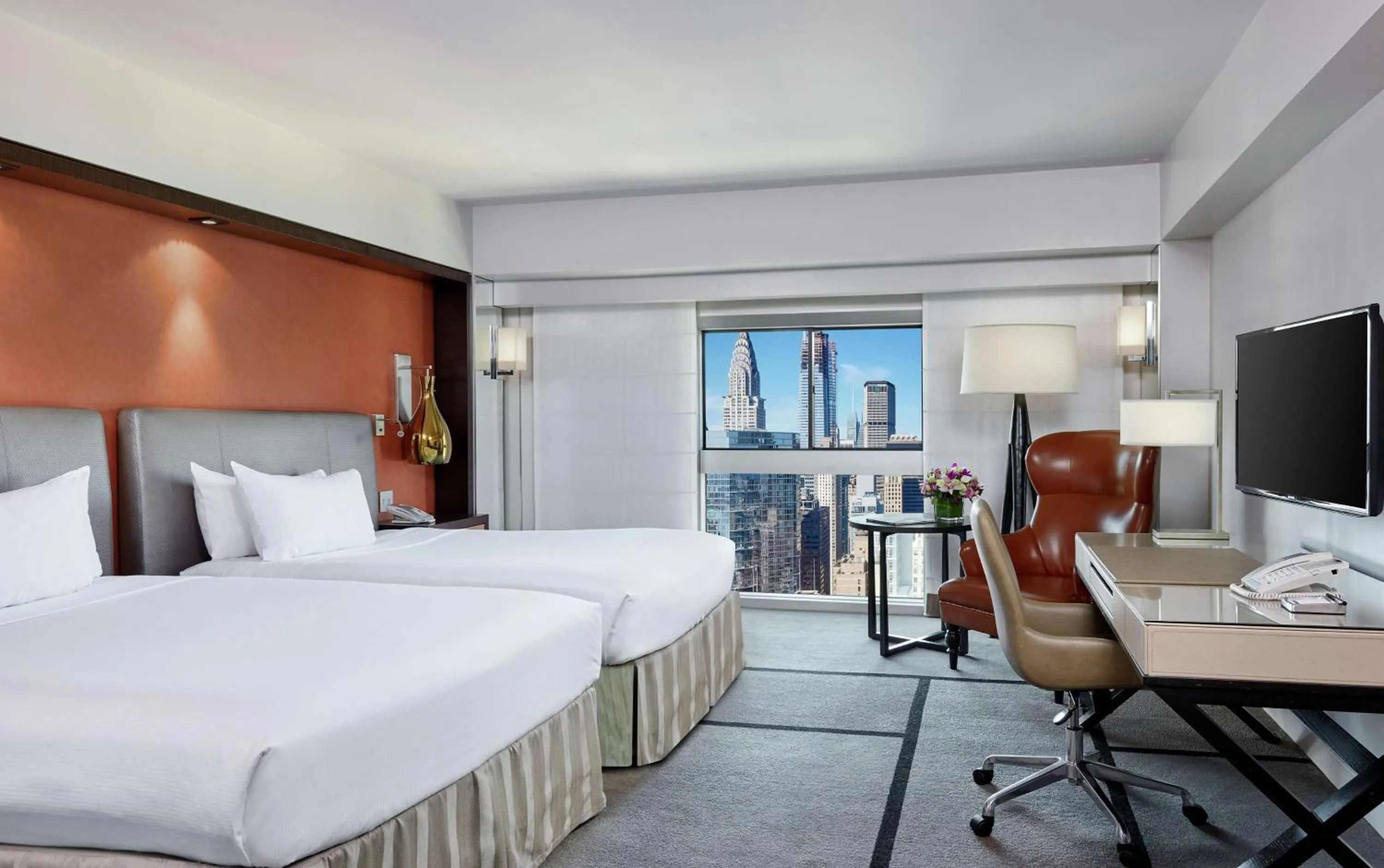 Bedroom, Bed in Millennium Hilton New York One UN Plaza