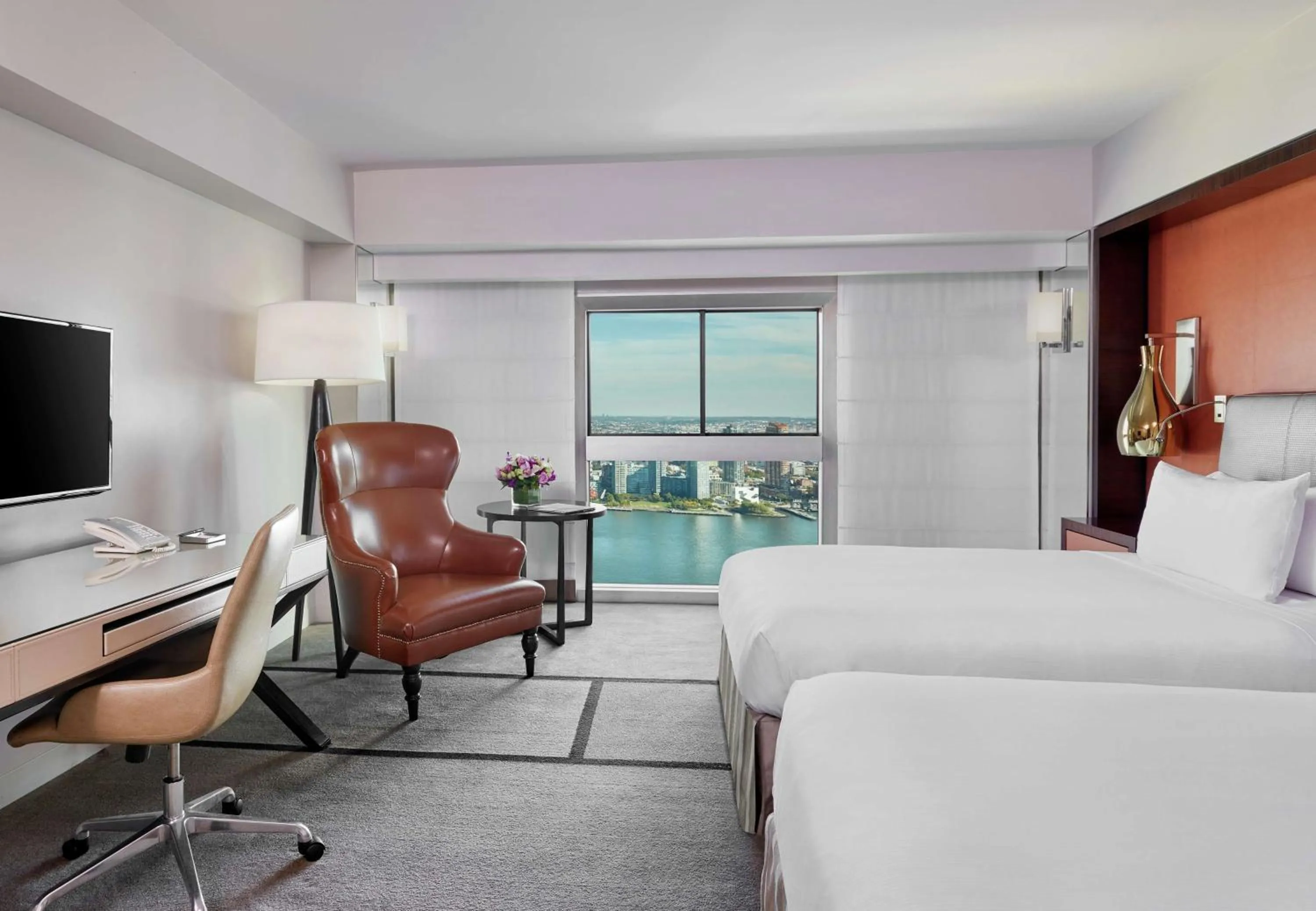 Bedroom, Bed in Millennium Hilton New York One UN Plaza
