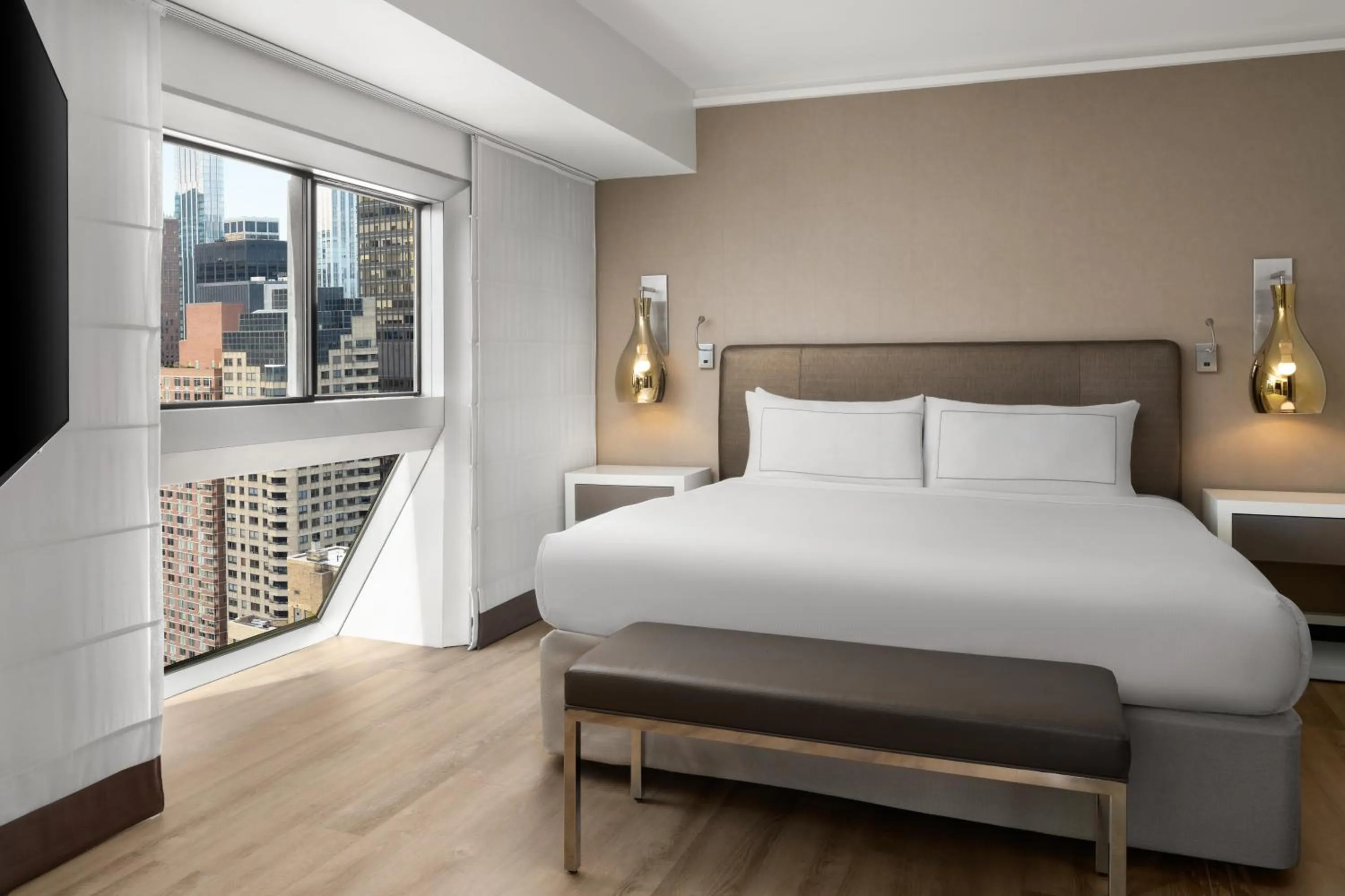 Bedroom, Bed in Millennium Hilton New York One UN Plaza