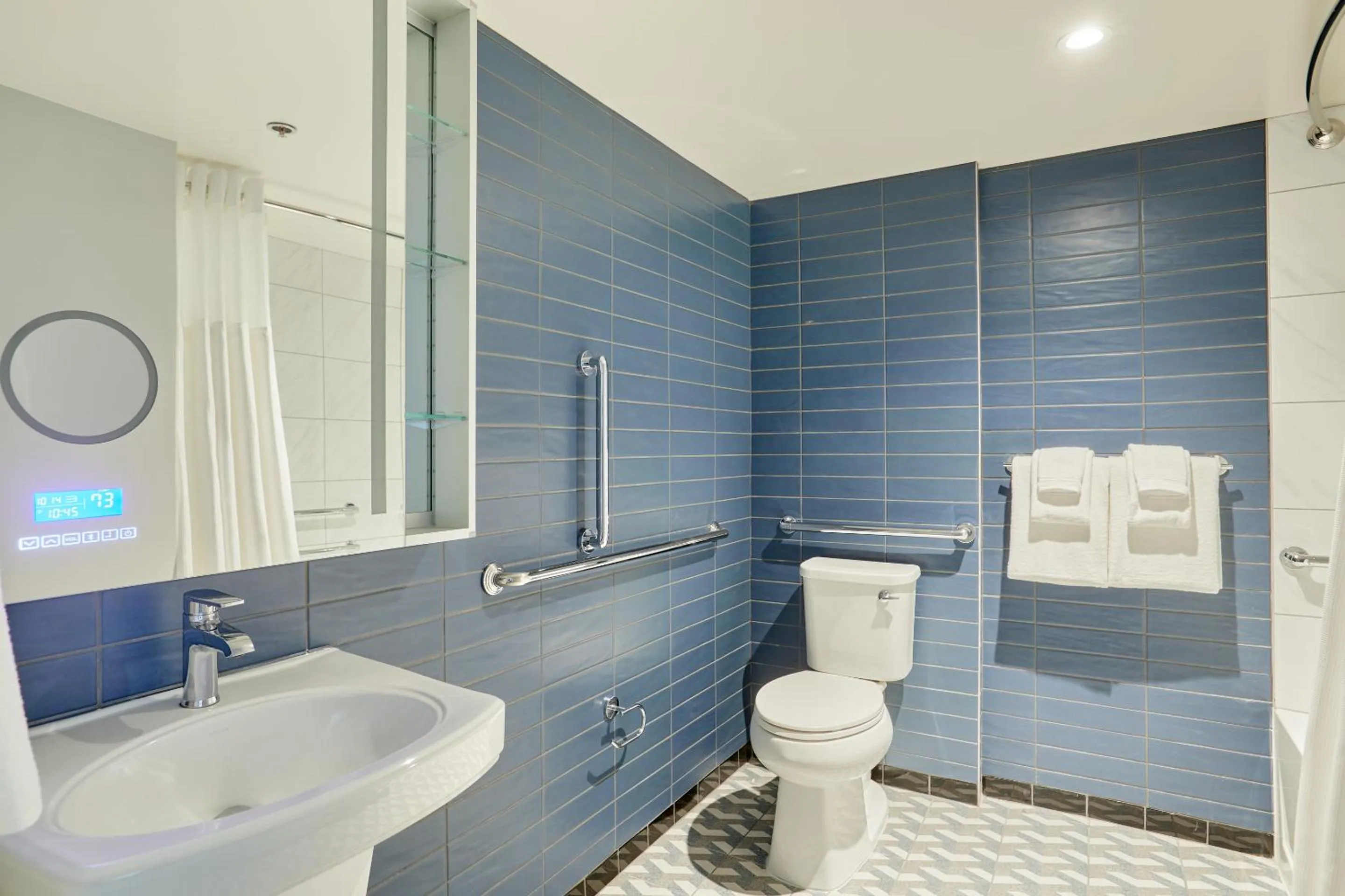 Shower in The Quincy, an Ascend Collection Hotel