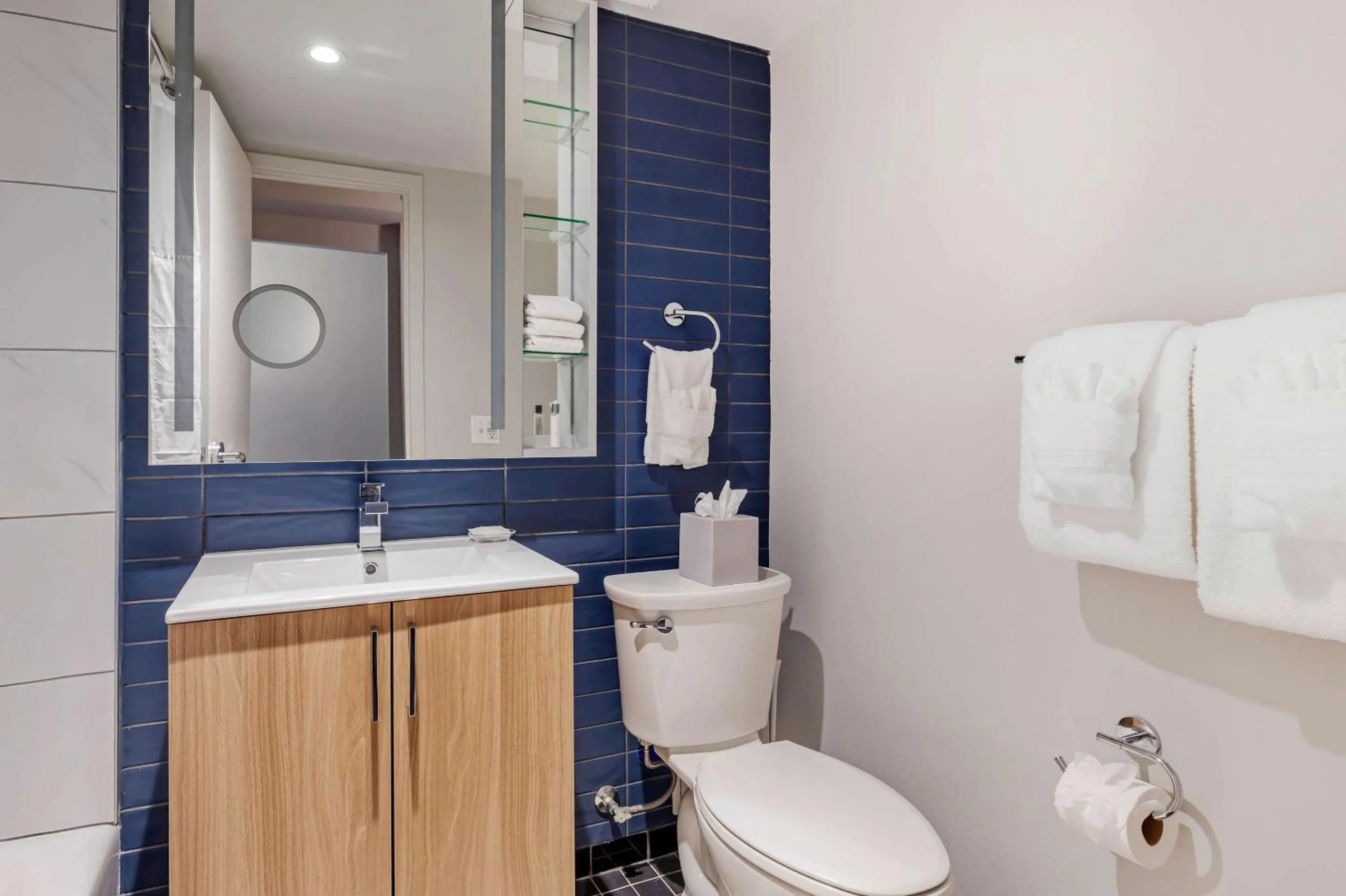 Bedroom in The Quincy, an Ascend Collection Hotel