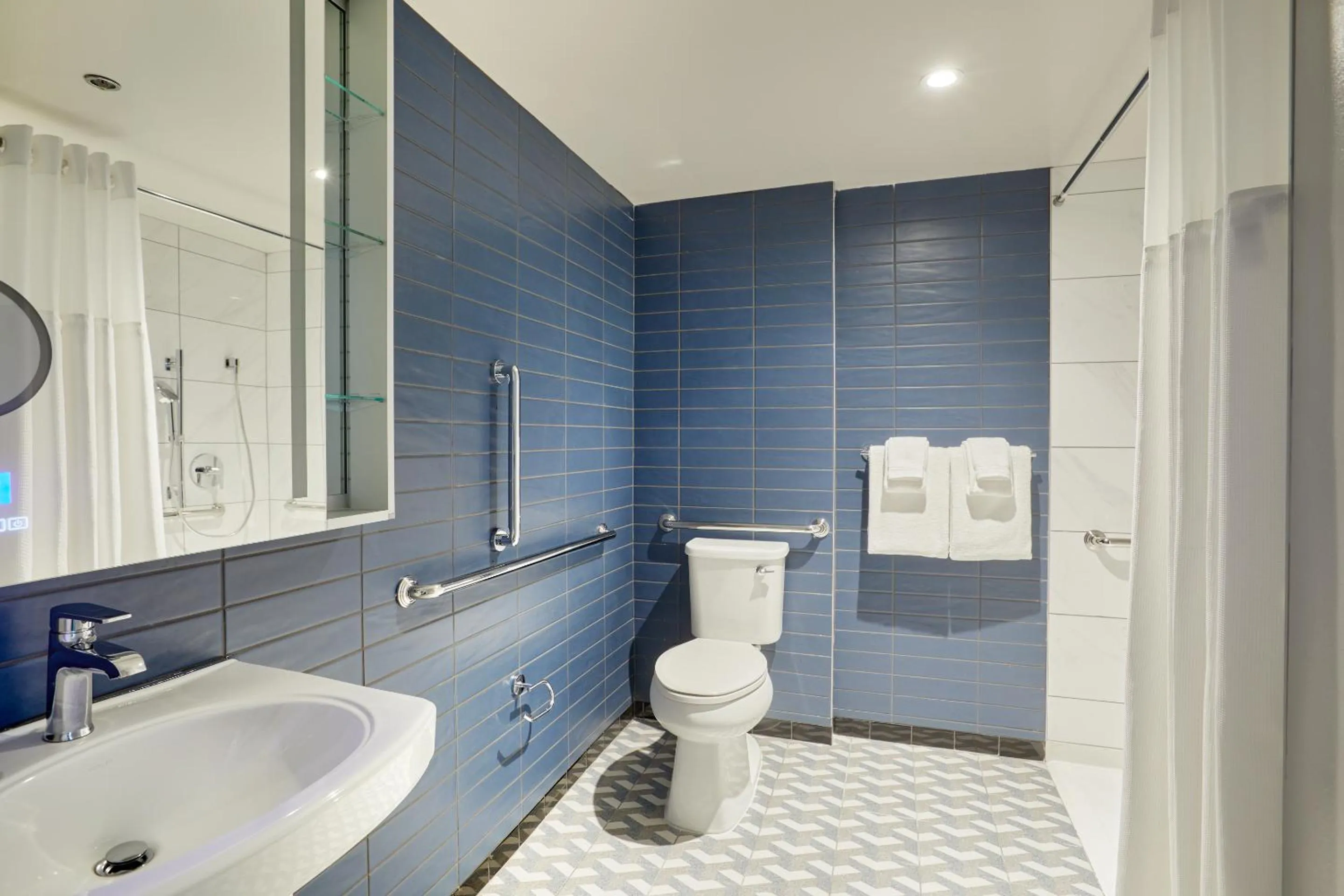 Shower in The Quincy, an Ascend Collection Hotel