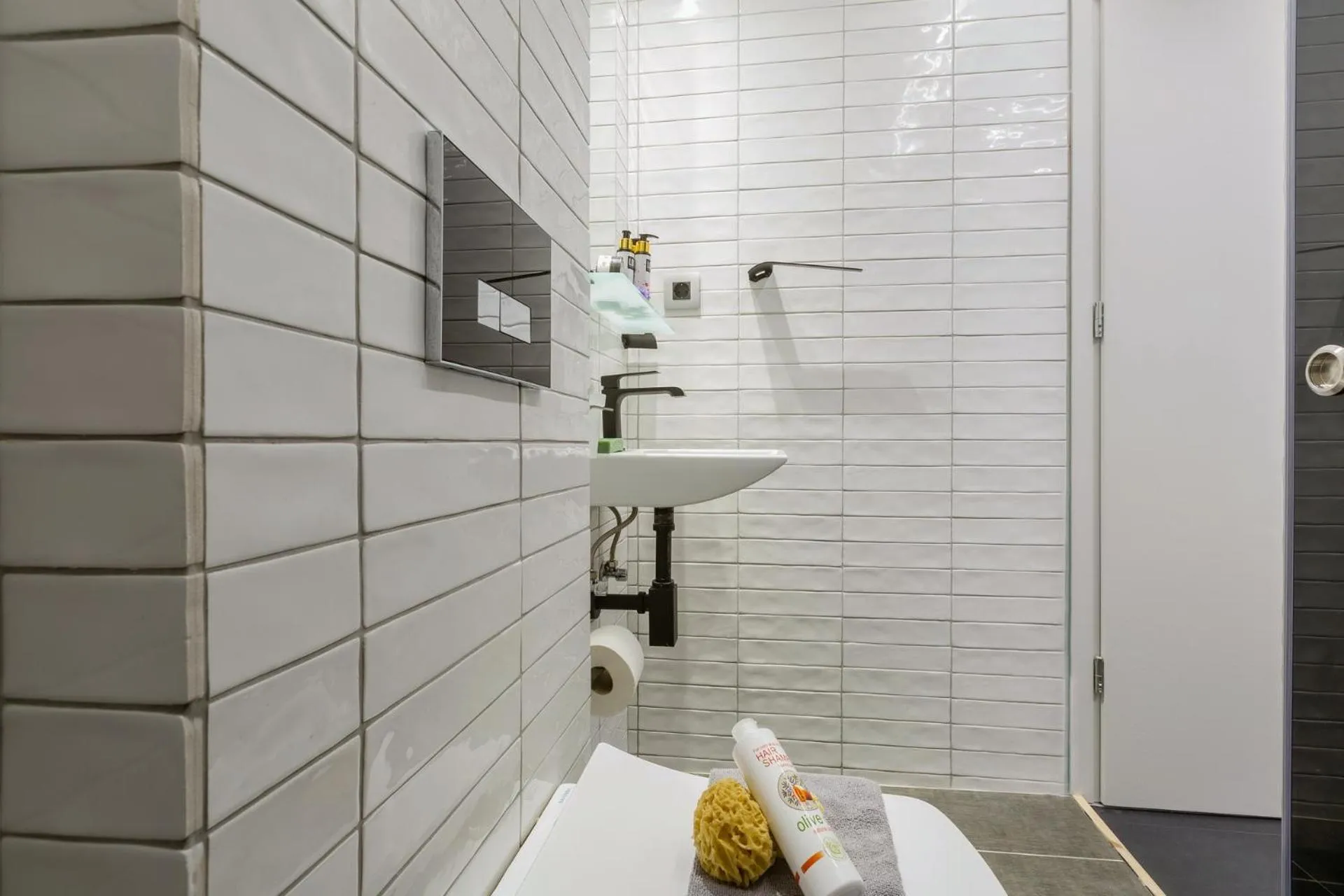 Shower in LOC HOSPITALITY Urban Den