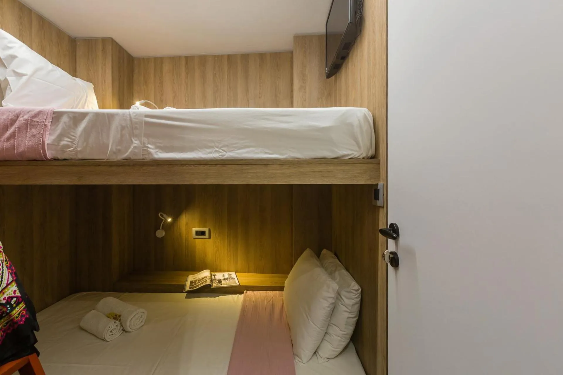 TV and multimedia, Bed in LOC HOSPITALITY Urban Den