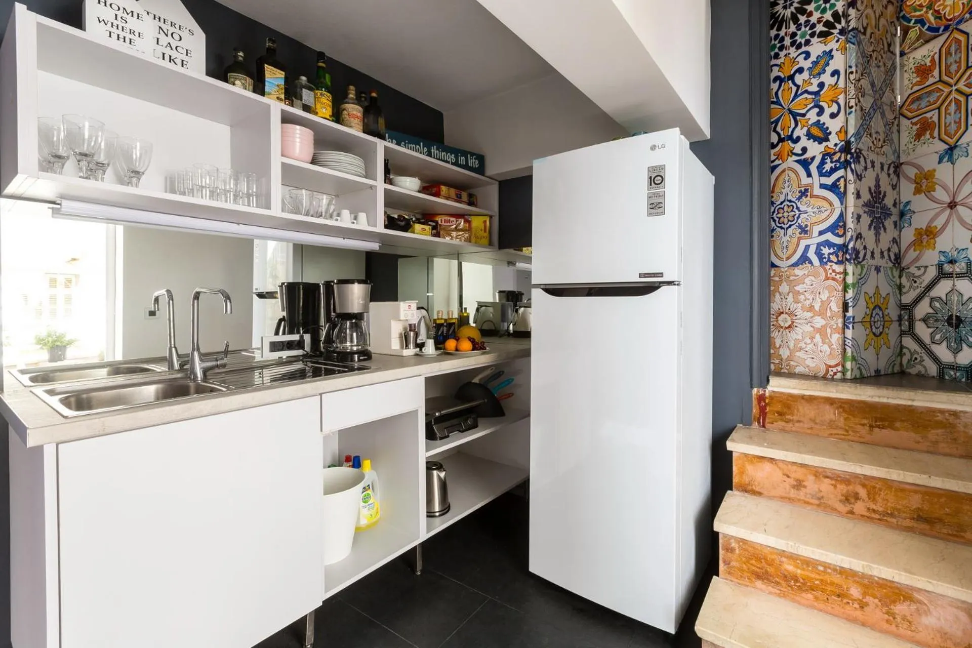 Communal kitchen in LOC HOSPITALITY Urban Den