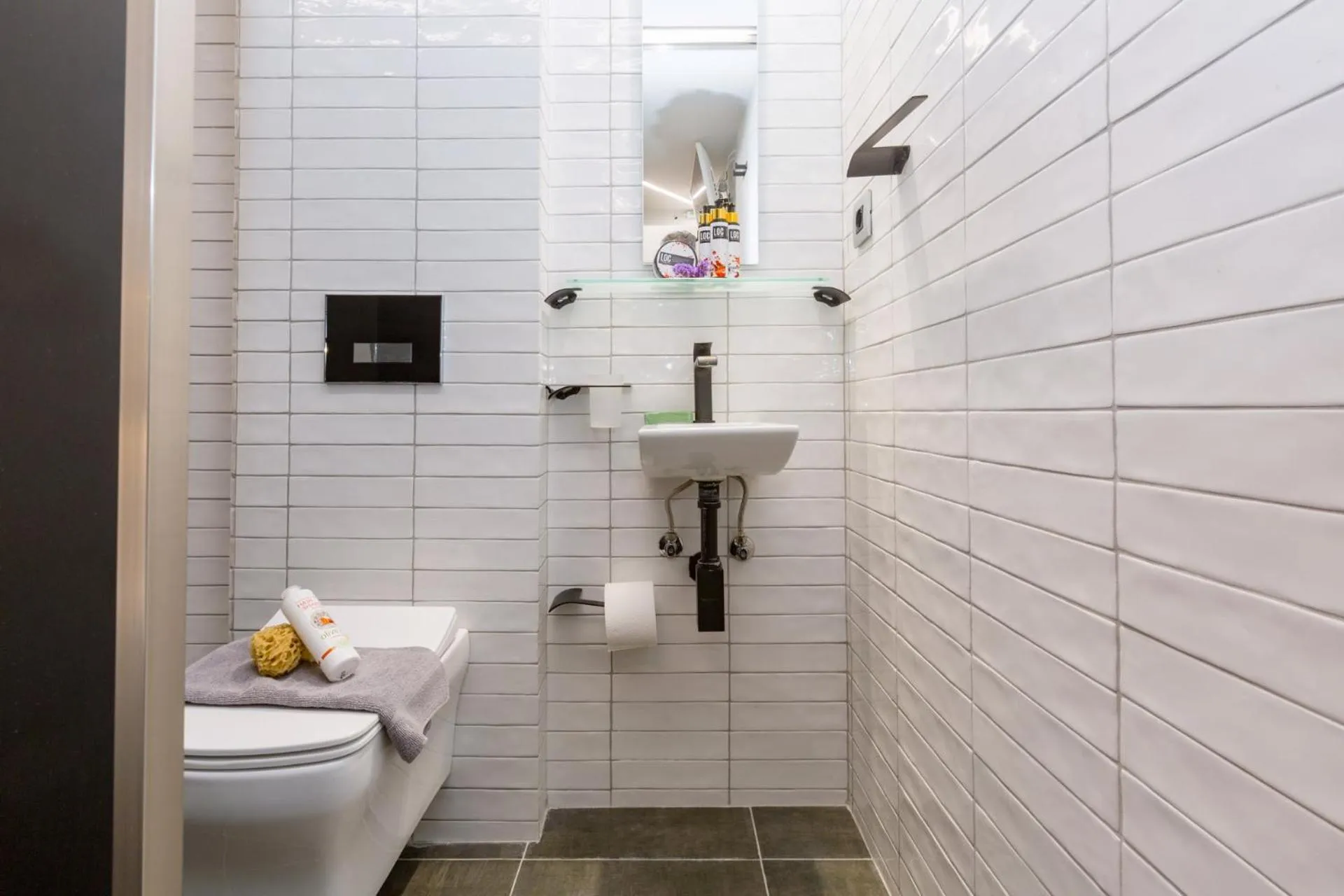 Toilet in LOC HOSPITALITY Urban Den