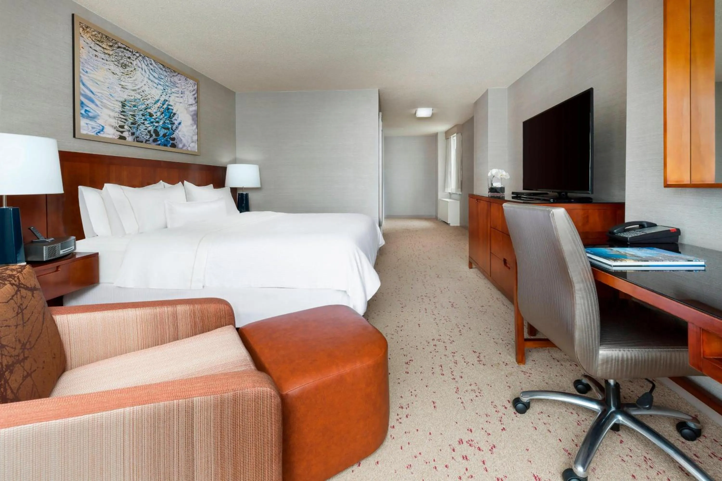 Photo of the whole room, Bed in The Westin Arlington